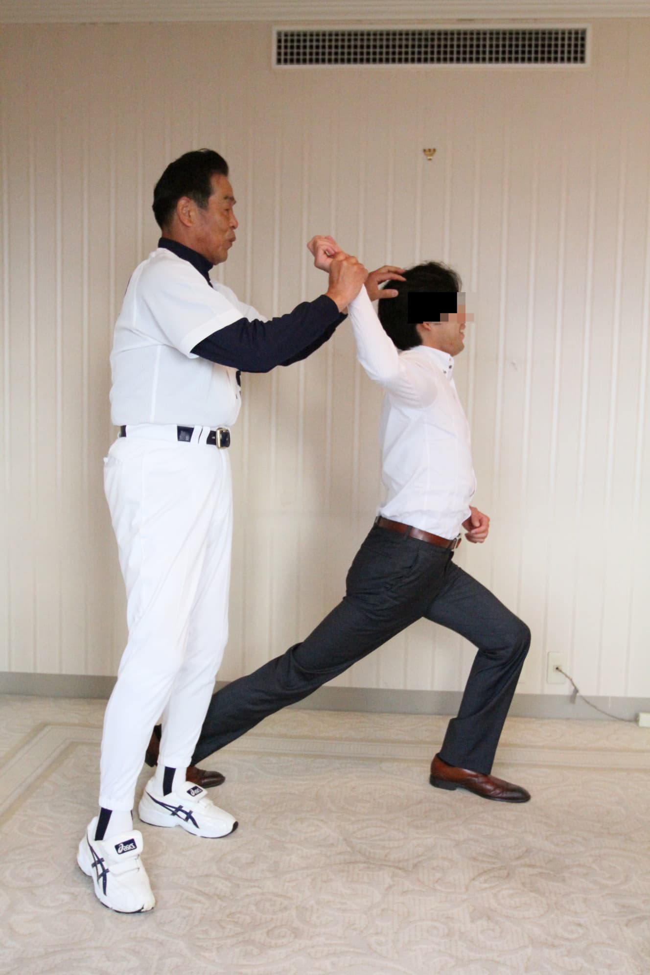 記者を熱心に指導する村田さん(写真は一部加工しています)
