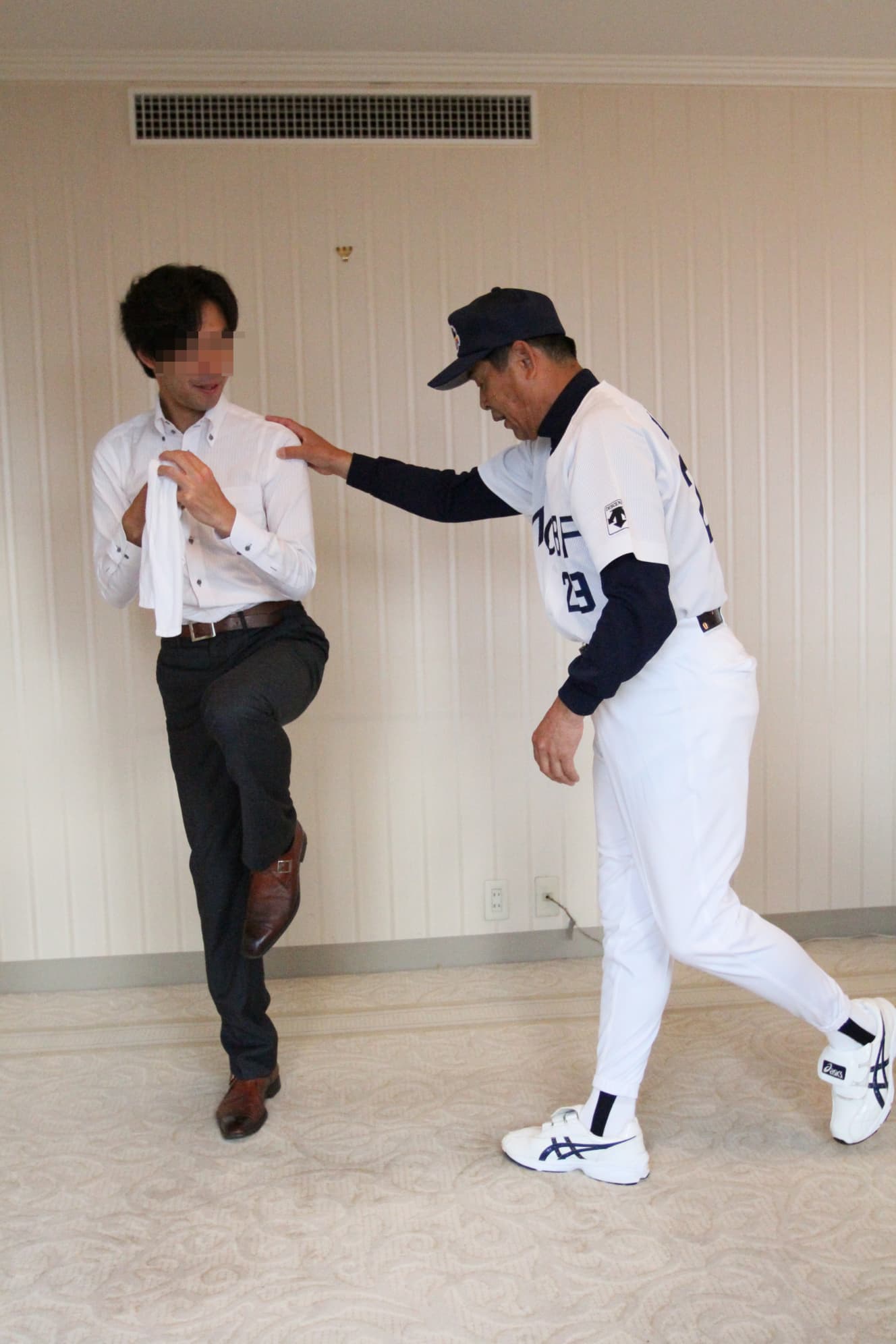 記者を熱心に指導する村田さん(写真は一部加工しています)