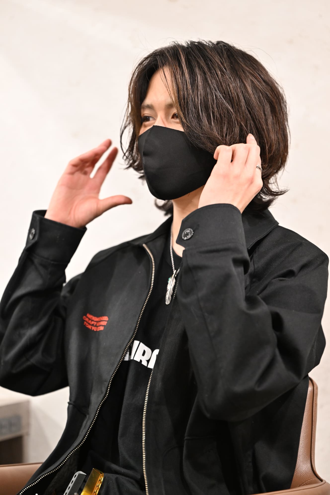 こだわりだという外ハネについて熱弁する吉田さん。これからもB’z愛を貫き、一人でも多くの方に“稲葉ヘアー”を普及していくと誓う