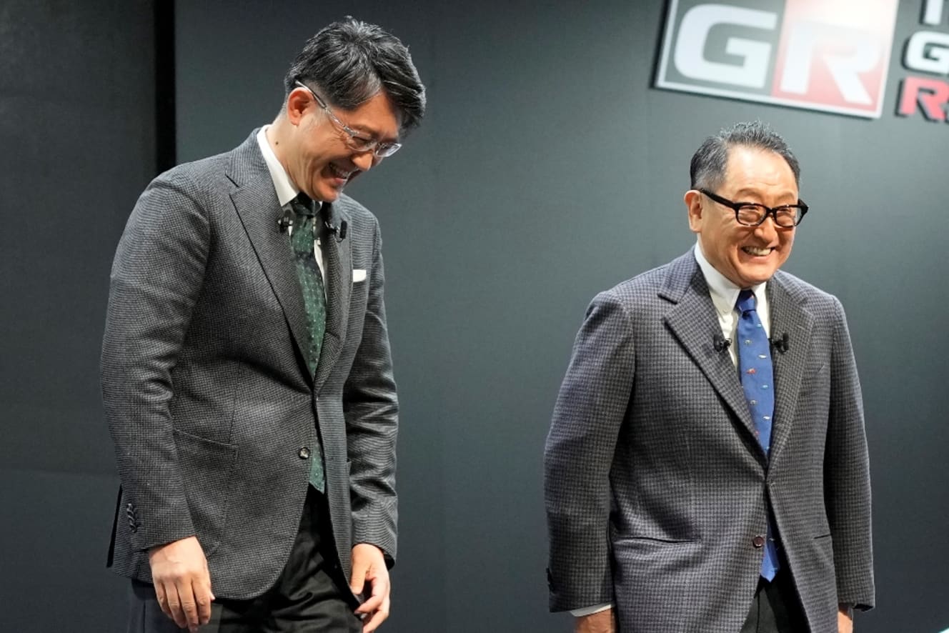 1月26日、トヨタ自動車が社長交代を発表。 佐藤恒治氏（左）が就任。会長に昇格する豊田章男氏は笑顔が多かった（写真：アフロ）