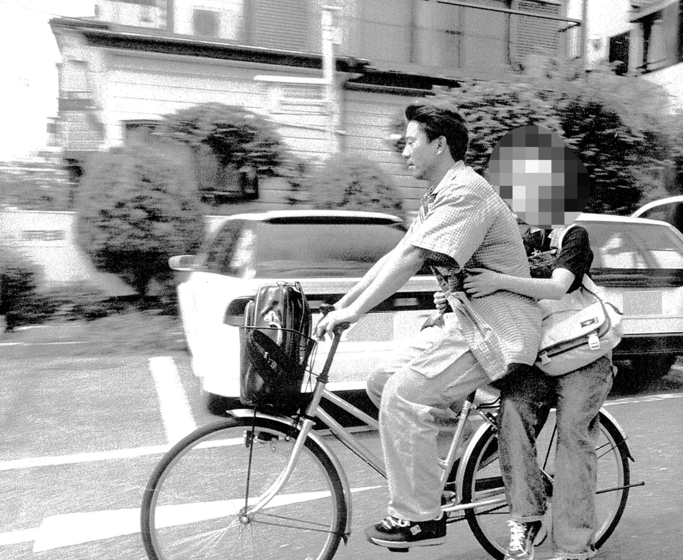 01年、同棲中の女性と駅まで自転車で向かう入来さん