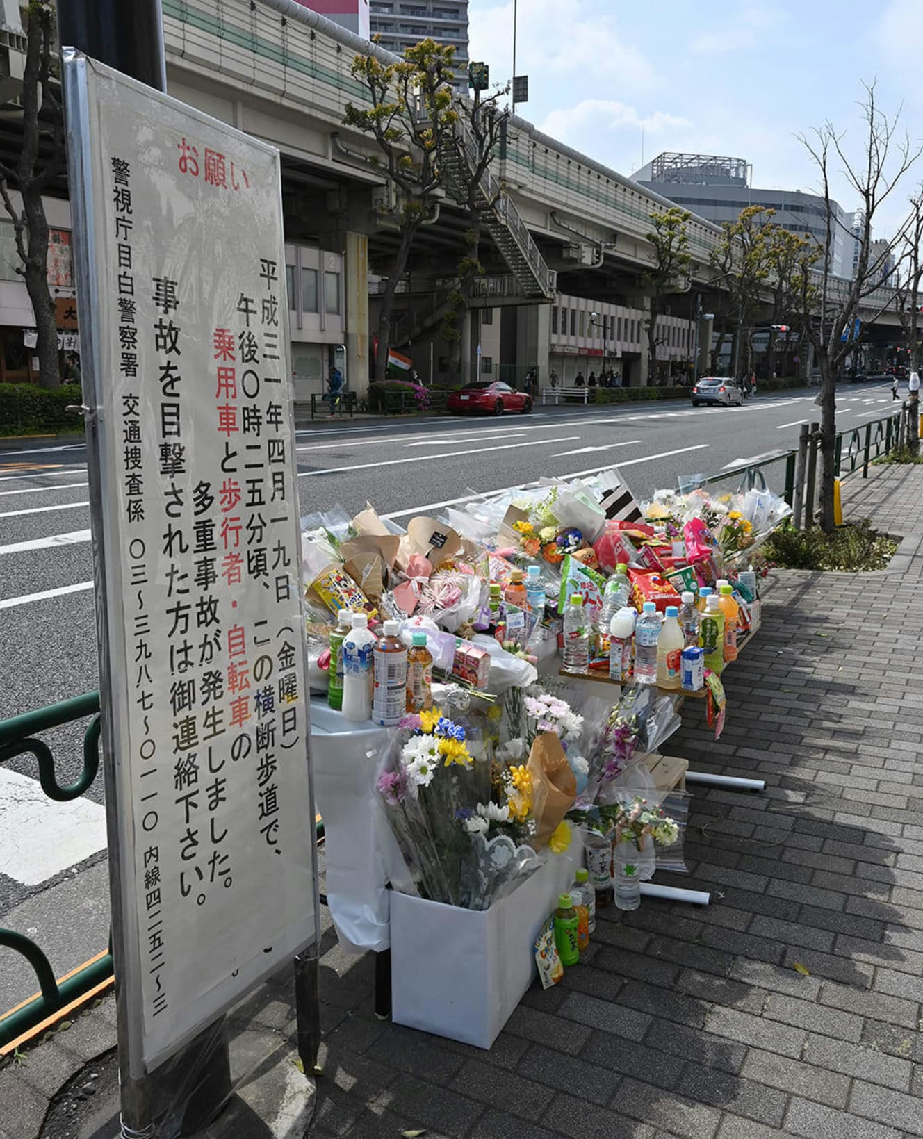 東京・東池袋の暴走事故発生直後には命を失った母子を悼み多くの花や食べ物が