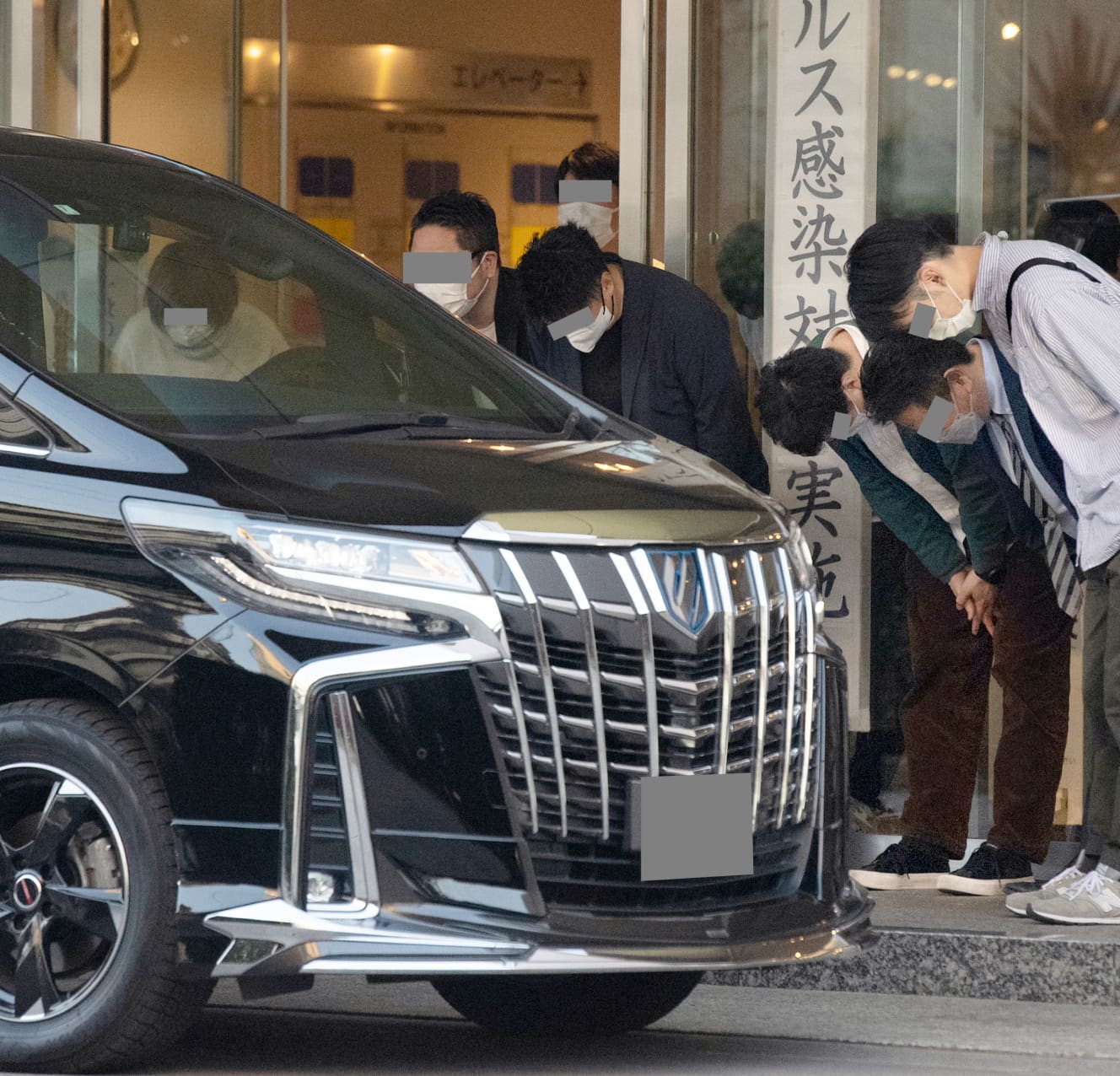 浜田が乗り込んだ車に頭を下げ続けるスタッフたち。収録の際、浜田は常に大名行列のようにスタッフを引き連れて歩いているという