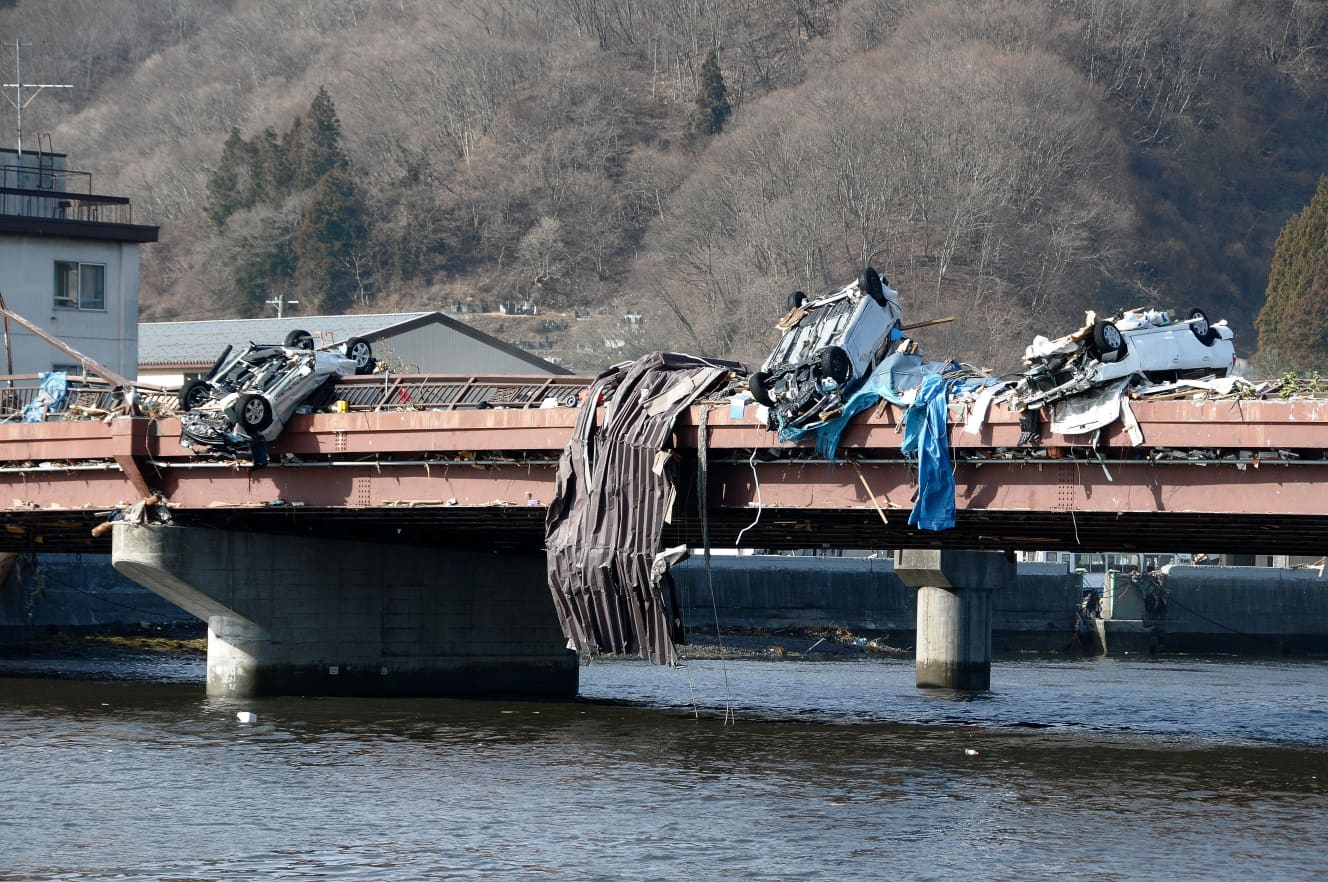 岩手県釜石市内の鉄橋には津波で流された自動車が逆さまに