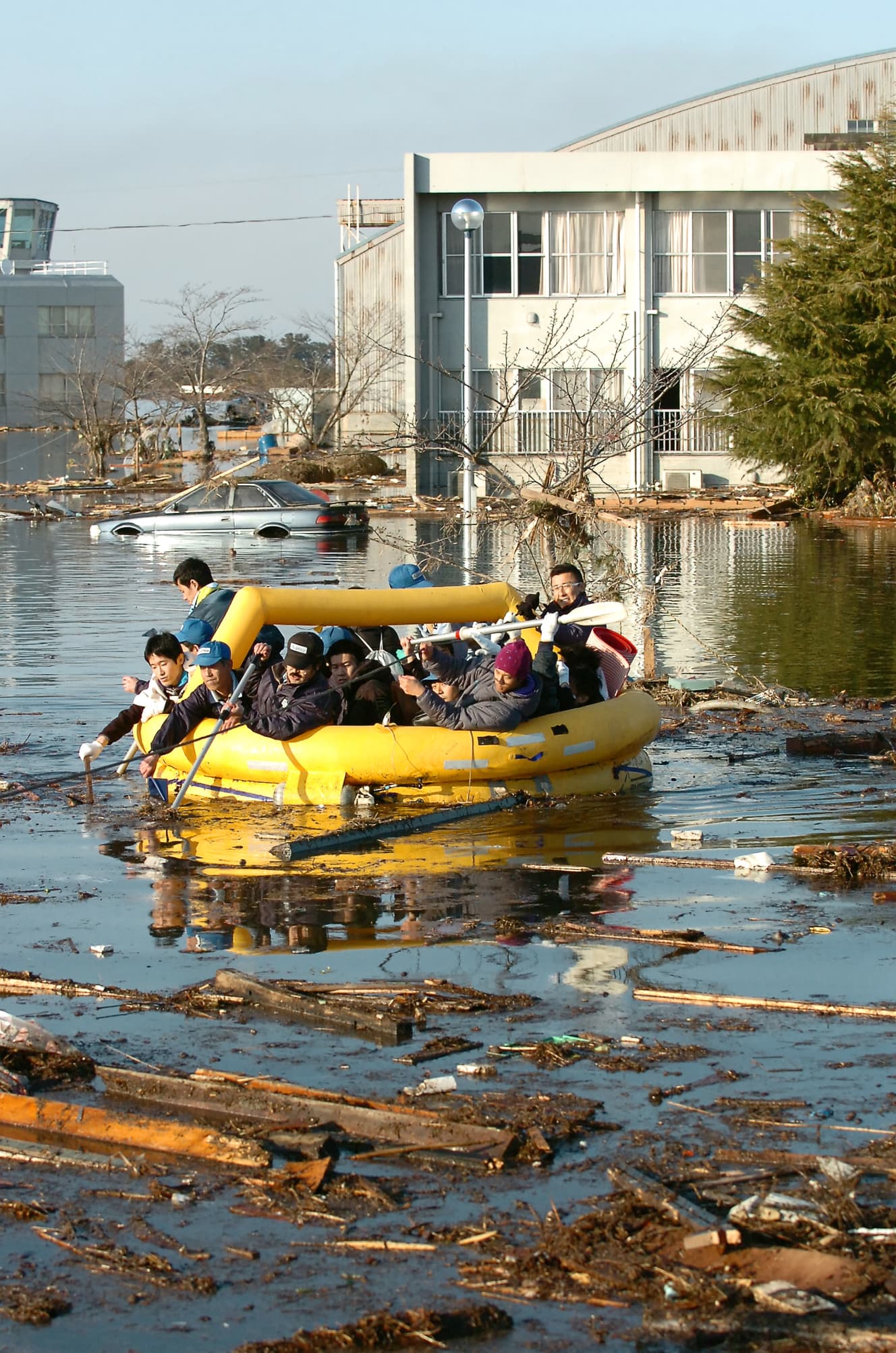 宮城県の仙台空港近くにある航空大学校も水没。学生や近隣住民はボートで救出された