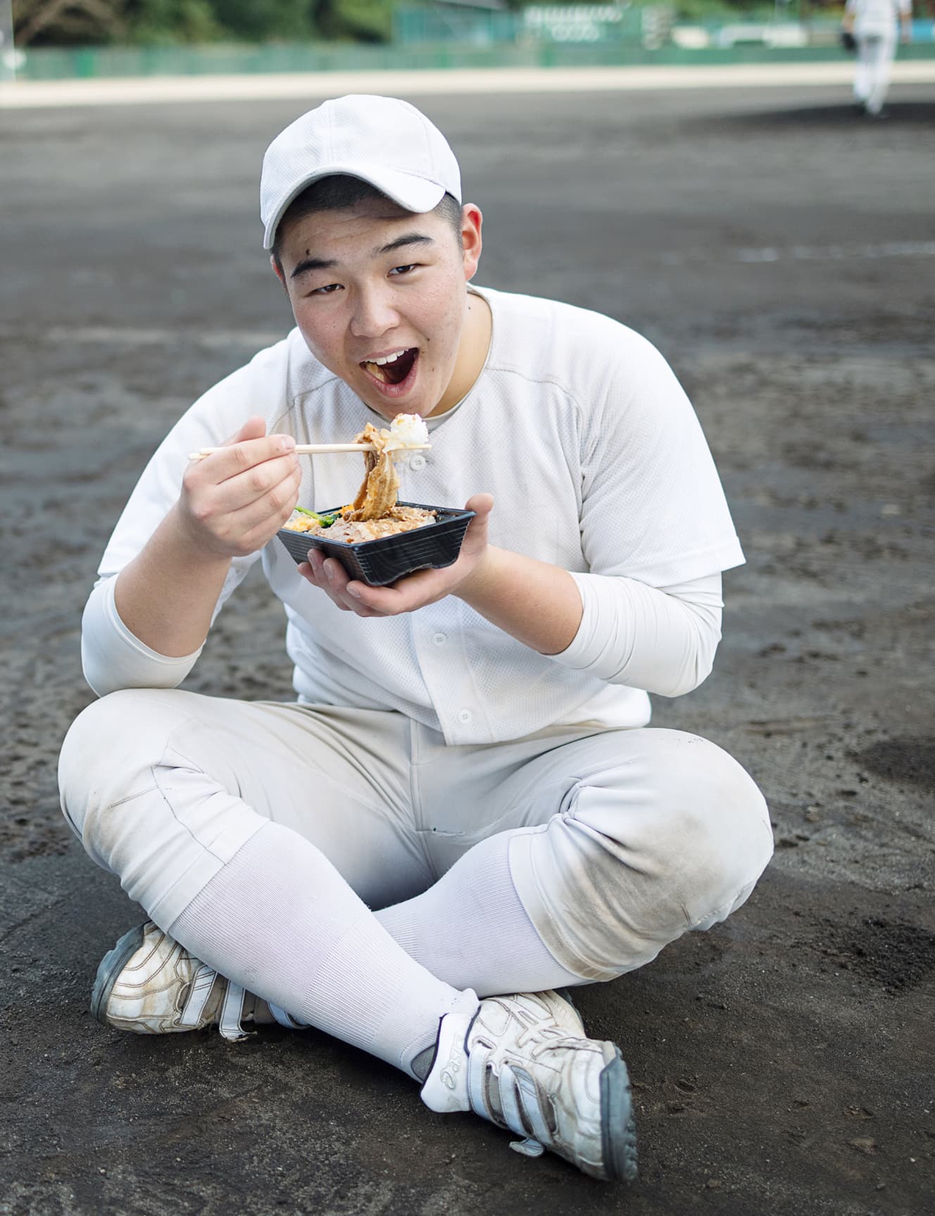 白米を１日約３㎏食べるという。昨夏は初の甲子園で本塁打を放つなど勝負強さも一級品。175㎝97㎏右投右打