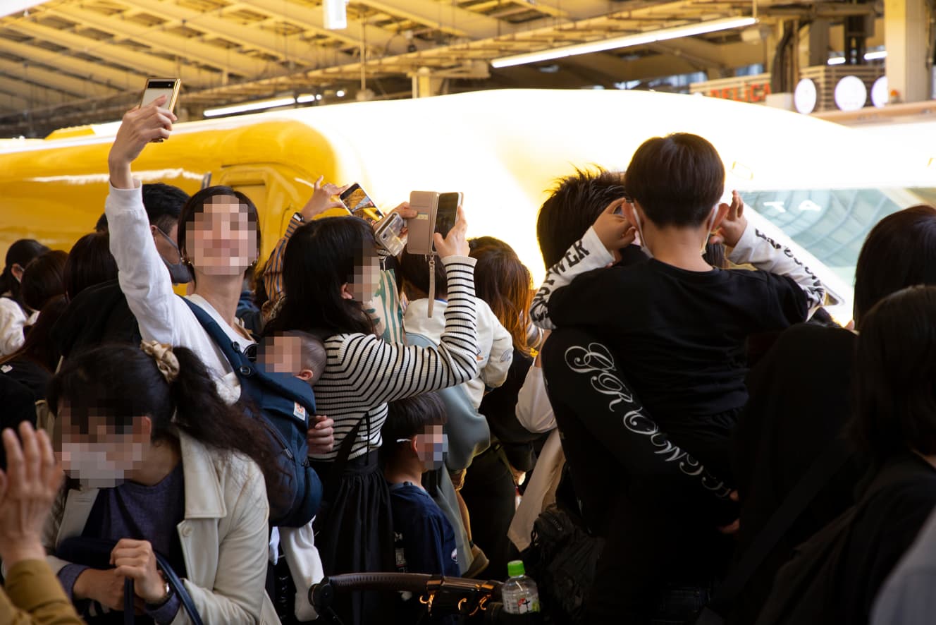 駅員の誘導により、混乱することなく写真撮影を行う親子