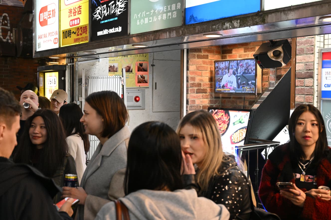 おしゃべりに夢中でWBCのテレビ画面を見ている人はいなかった