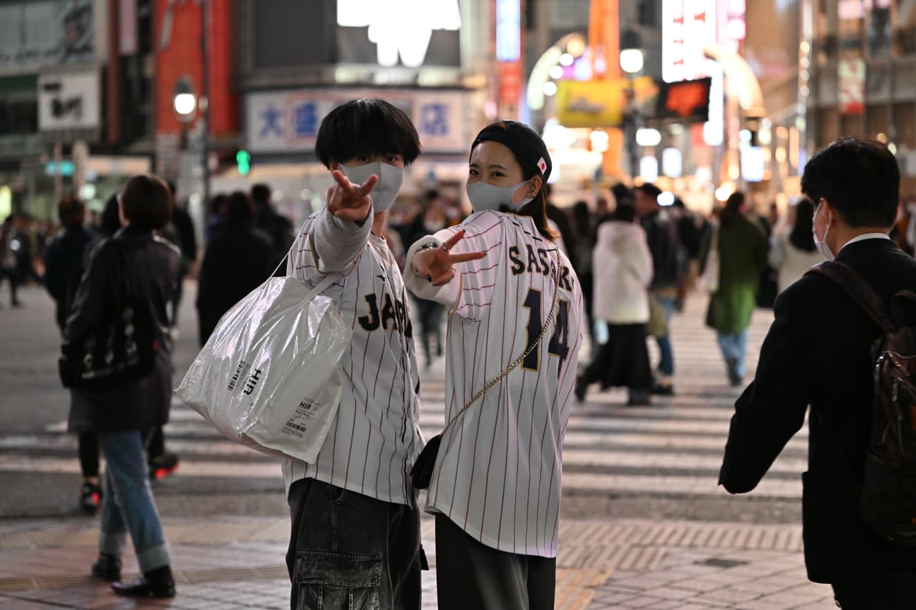 WBCサイコー！とカメラにピースするカップル