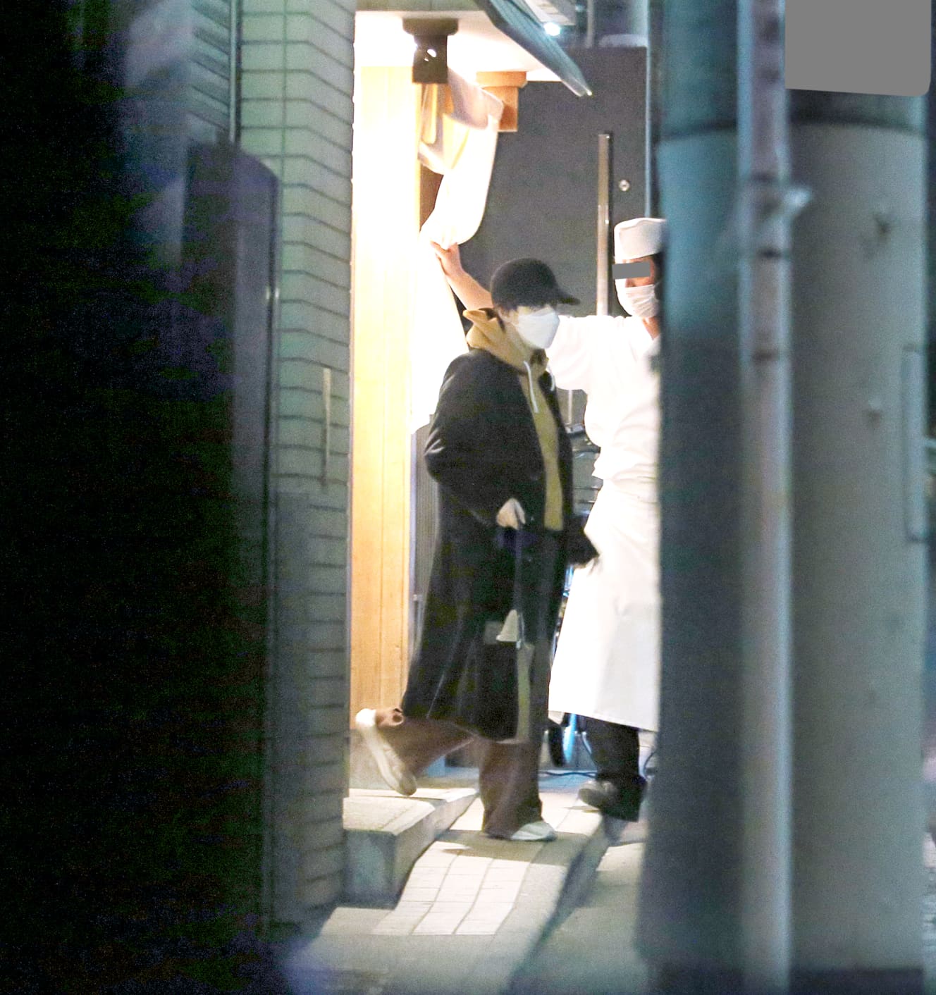 西麻布の寿司屋から出てきたホラン。会食が終わったのは深夜11時半頃。寒さに肩をすくめながら店を後にした