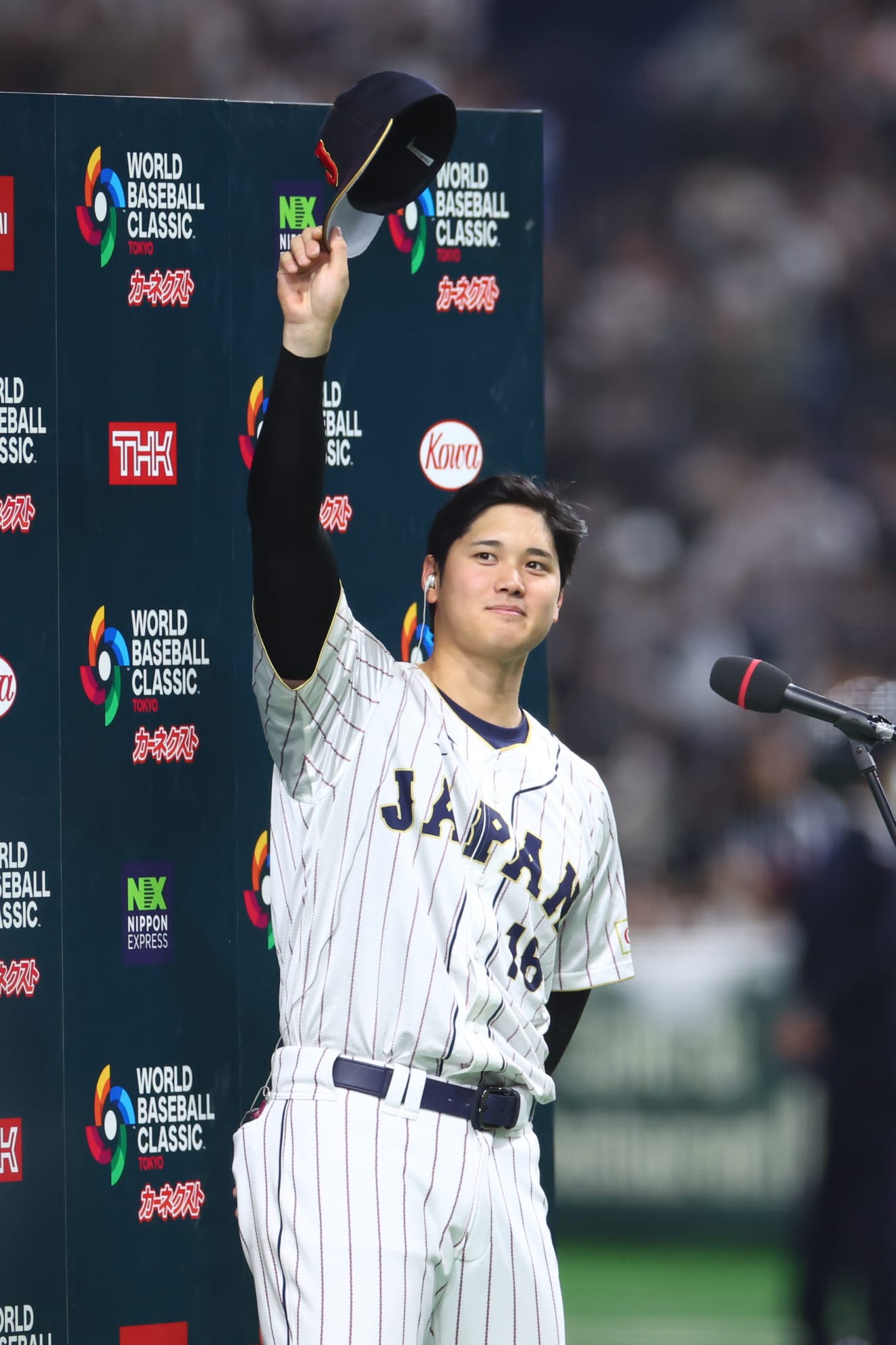 試合後、ヒーローインタビューでファンの歓声に応える大谷翔平（写真：アフロ）