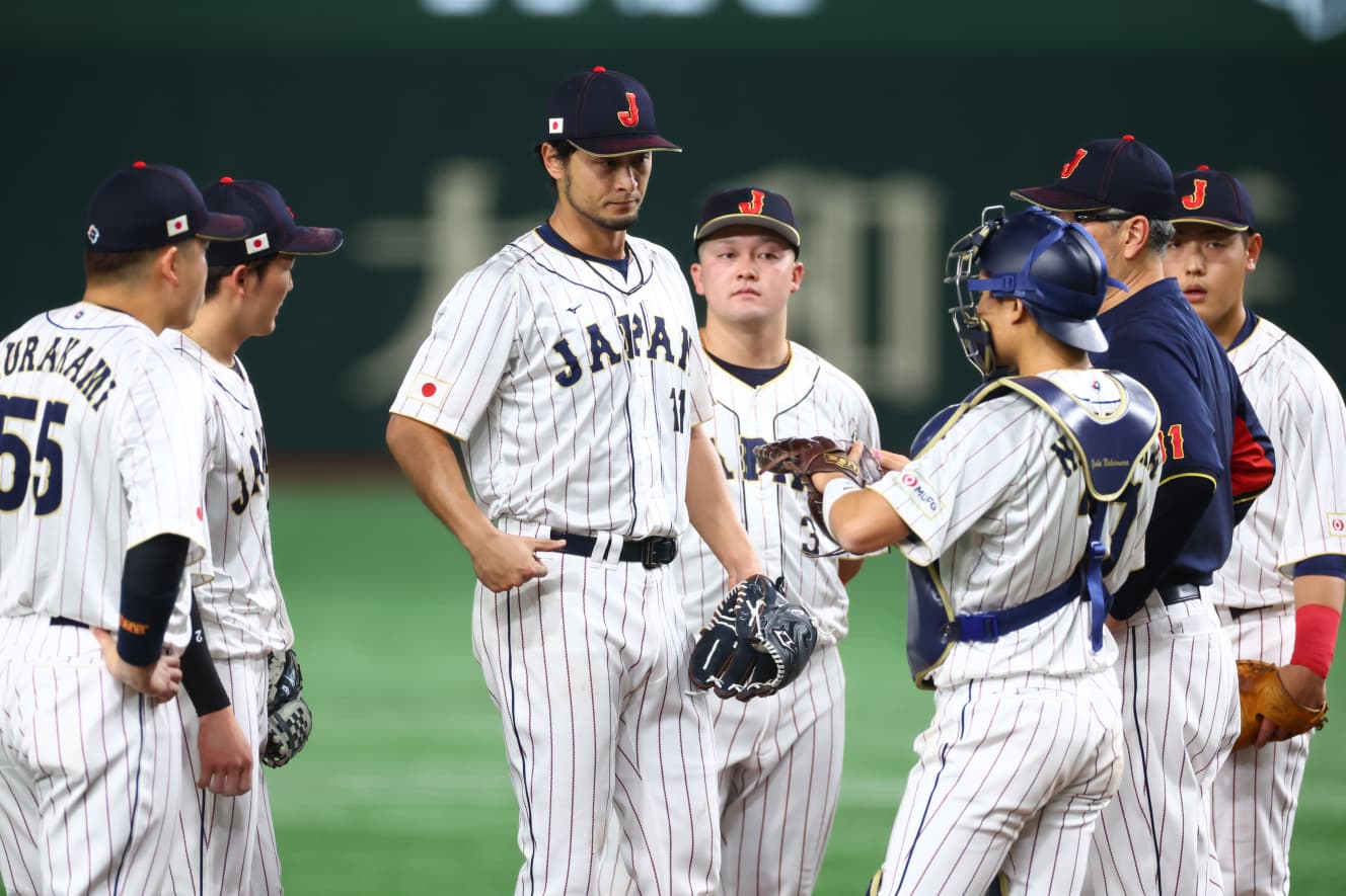 ピンチにマウンドに集まる侍ジャパンの選手たち。ダルビッシュの表情はさえなかった（写真：産経新聞社）