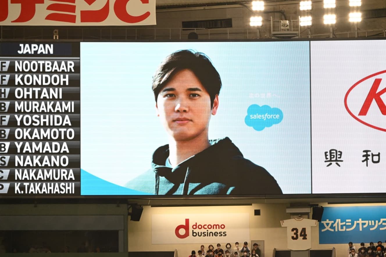 大谷のホームラン打球が直撃した看板。電光掲示板のすぐ横にあり、推定140メートル弾と報道された(写真:アフロ)