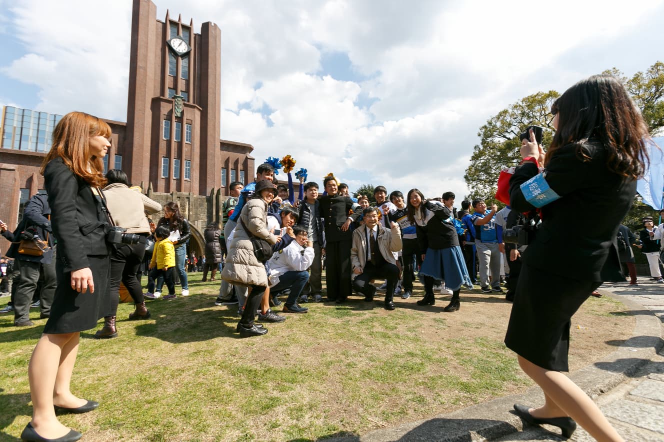 学生が合格者を記念撮影するサービスも（PHOTO：アフロ）