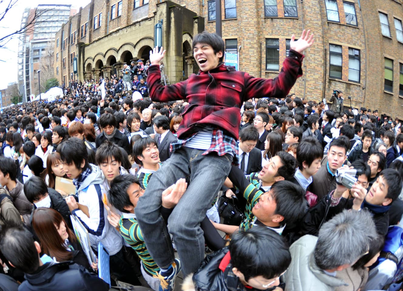 かつてはお馴染みの光景だった合格者の胴上げ（PHOTO：アフロ）