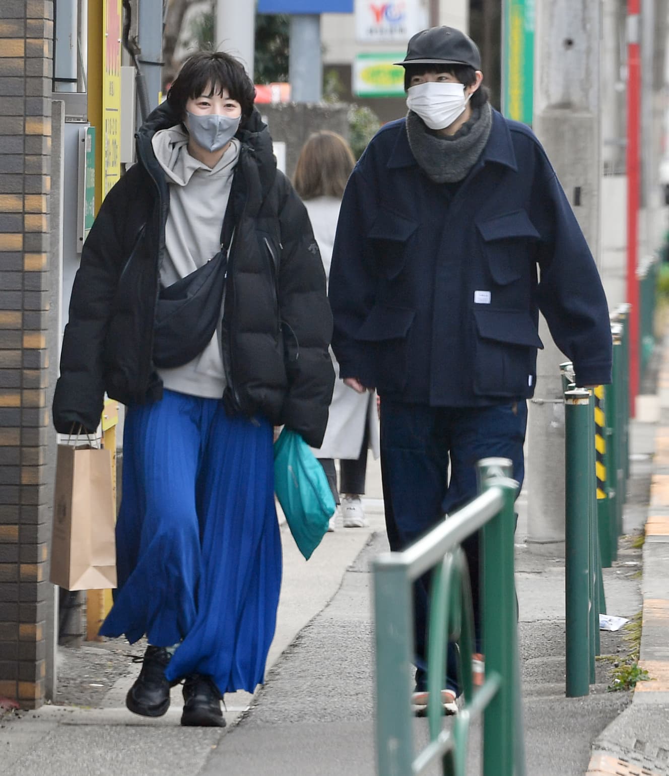 二人とも黒と青の服を着ており、シミラールックとなっていた