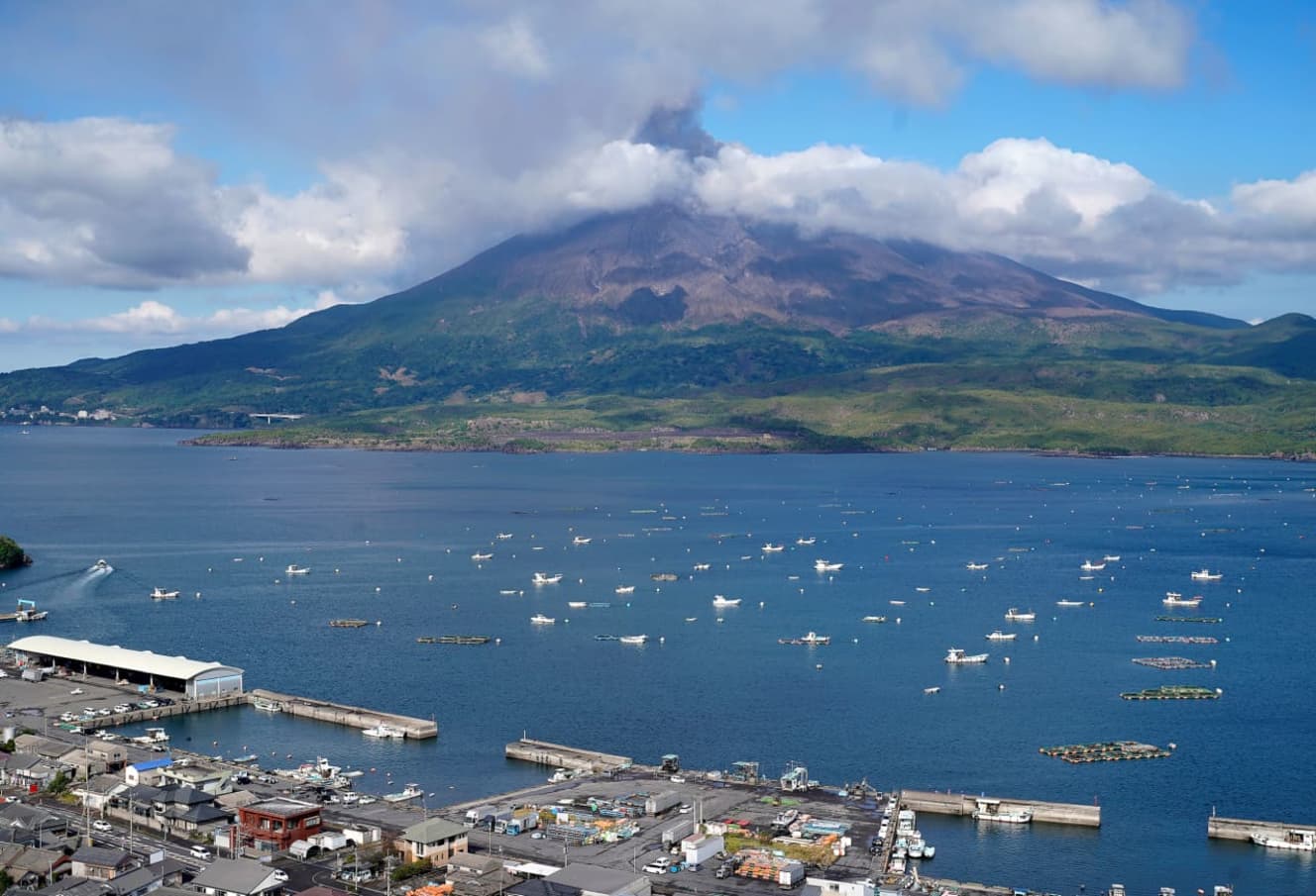 クエタマが目撃されている鹿児島湾と桜島。ブリやカンパチの養殖も盛んで、海にはいけすが多数浮かんでいる