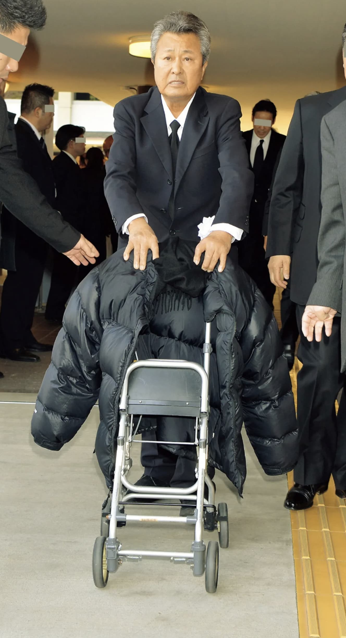 ’16年２月、俳優・安藤昇さんのお別れ会に現れた梅宮辰夫さん。脚を引きずりながら歩行補助器を使っていた（’20年１月３日号）
