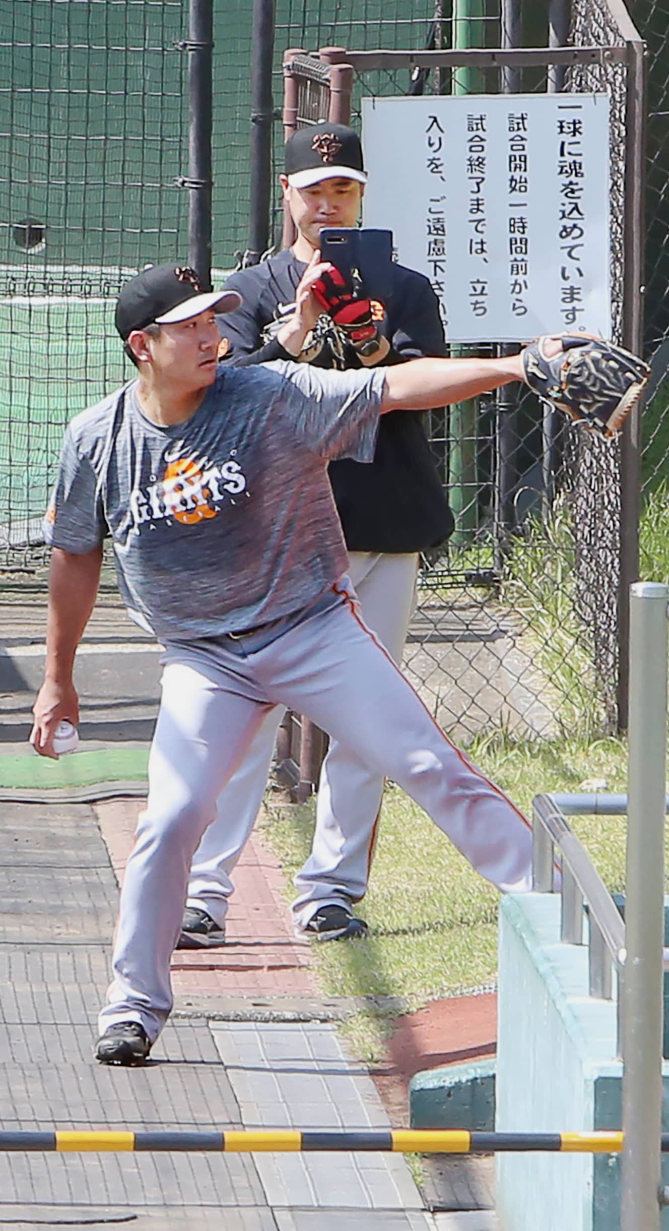 フォームチェックを繰り返す菅野。３月のオープン戦で緊急降板して以降、今シーズン一軍での登板はまだない