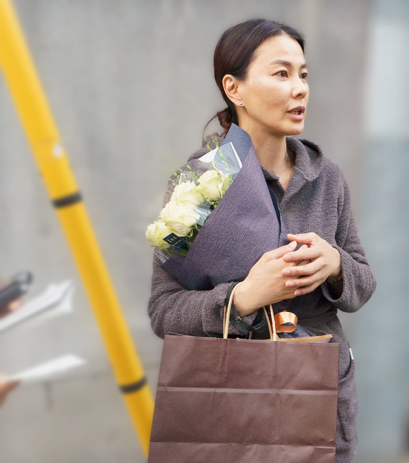 声をかけると一旦驚いた様子を見せ、近くの和菓子屋に入店したが、その後、毅然とした態度で取材に応じた