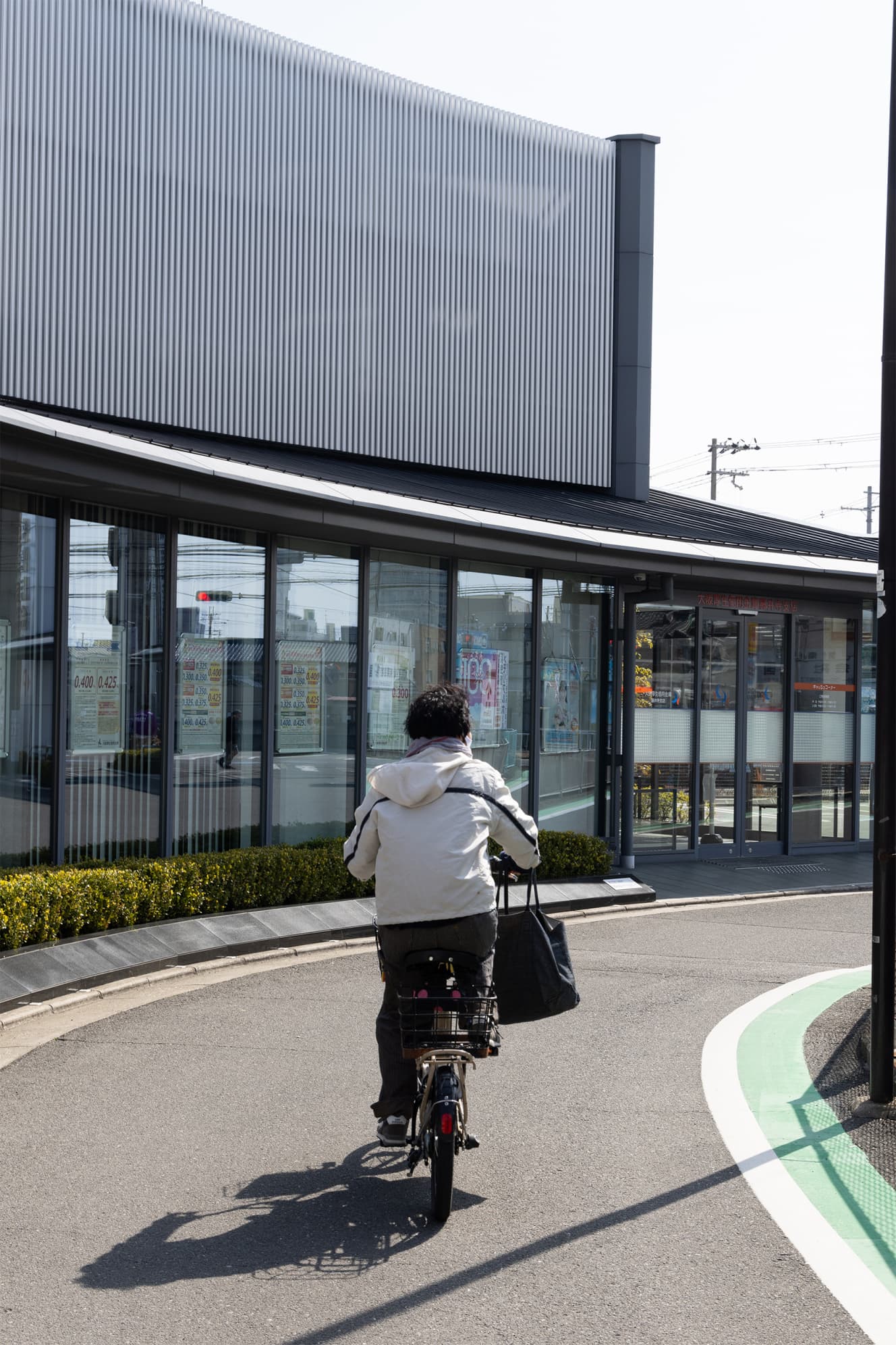 本誌直撃に自転車で逃走する花崎氏。だが、後日、取材に応じた