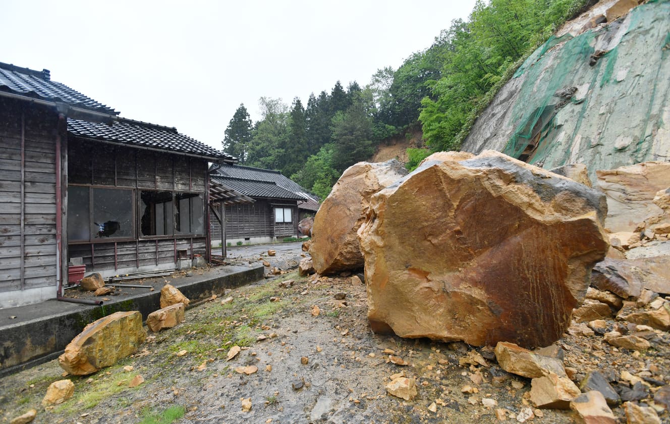 高さ約30ｍの切り立った崖が崩れ、巨大な岩石が崩落した珠洲市正院町の住宅。岩は１階部分の台所にもなだれこんできたという