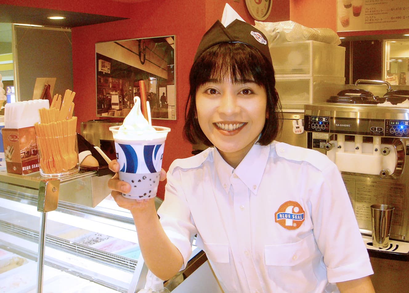 関西国際空港でアイスクリーム店の店長をしていた時の一枚。慣れない仕事に休む時間はほとんどなかったという