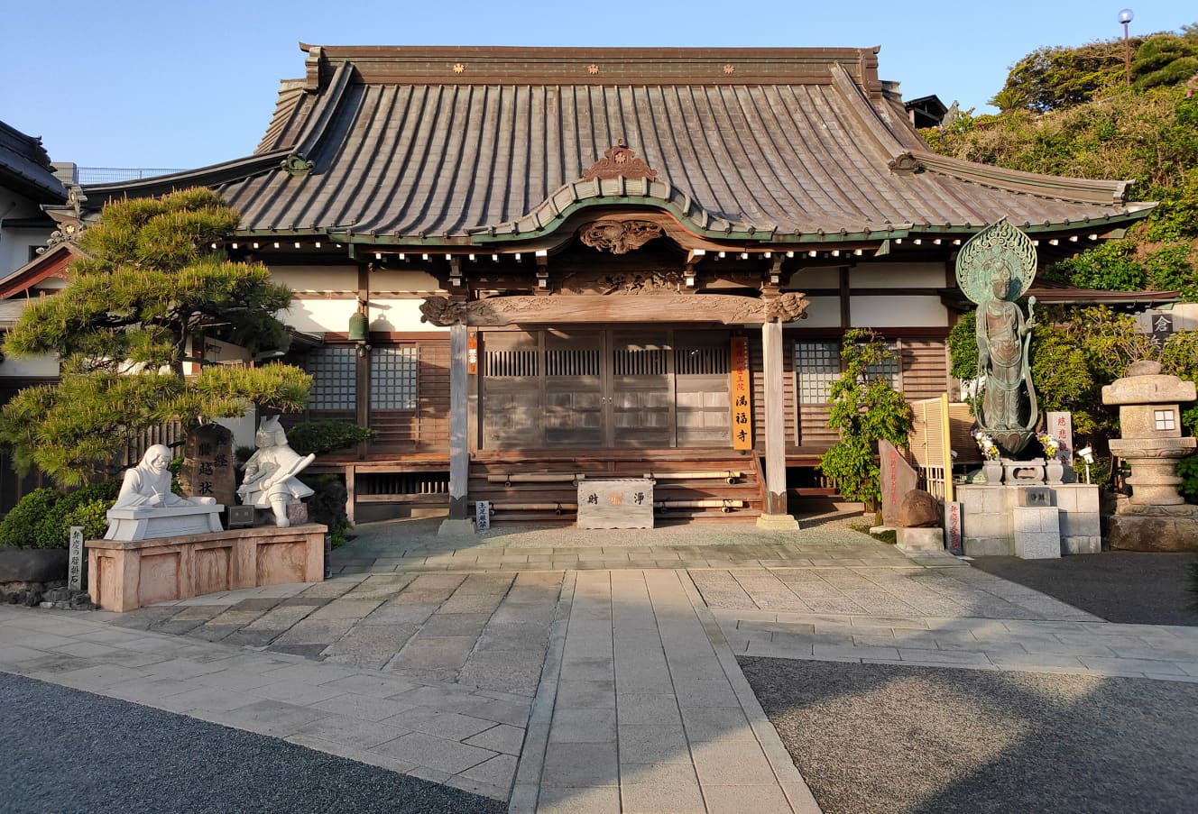 静寂に包まれた夕暮れ時の満福寺の境内。だが、ウラでは父子がともに自分が住職だと主張する大騒動が起きている