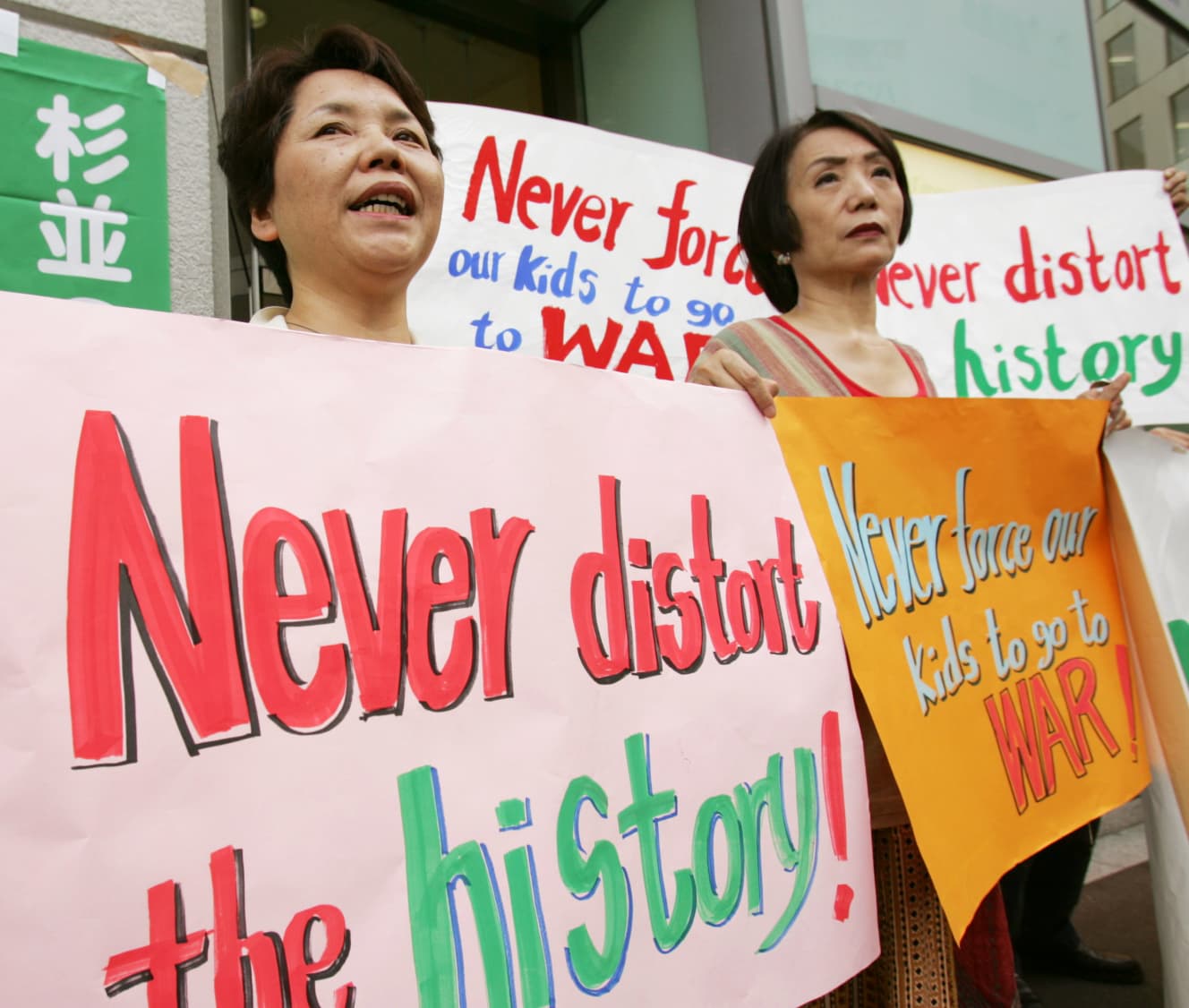 組織的な原水爆禁止署名運動の発祥の地でもある杉並区は、教科書問題などをはじめ、数々の社会問題に対する市民運動が行われてきた。写真は、’05 年7月16日に行われた新しい歴史教科書の使用に抗議するデモ（PHOTO：アフロ）