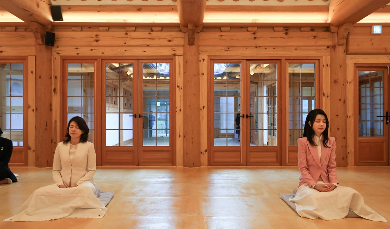 岸田首相の裕子夫人とはソウル市内の名刹で瞑想