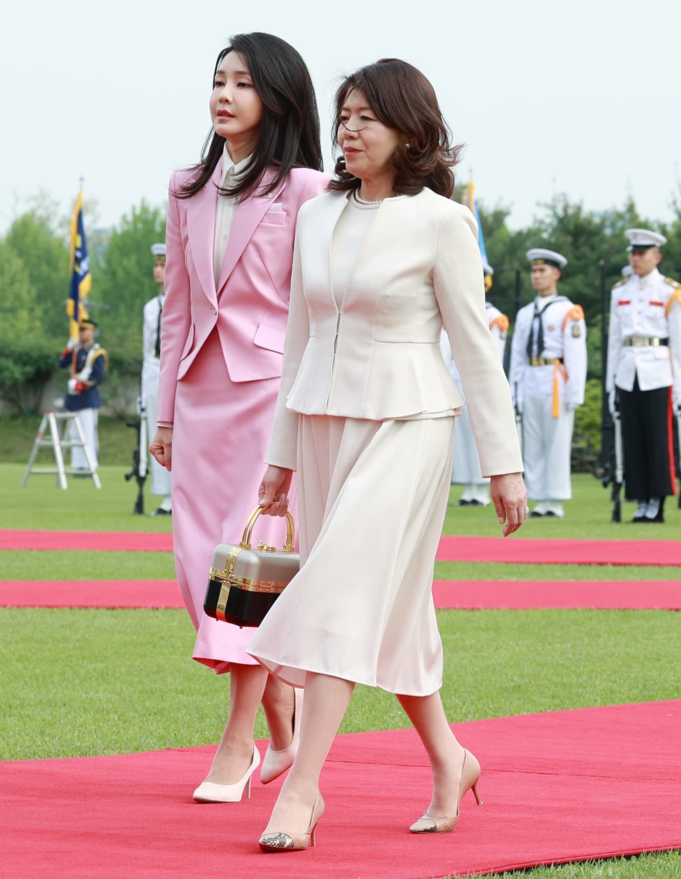 韓国を訪れた岸田首相の裕子夫人（右）と歩く金氏（PHOTO：時事通信社）