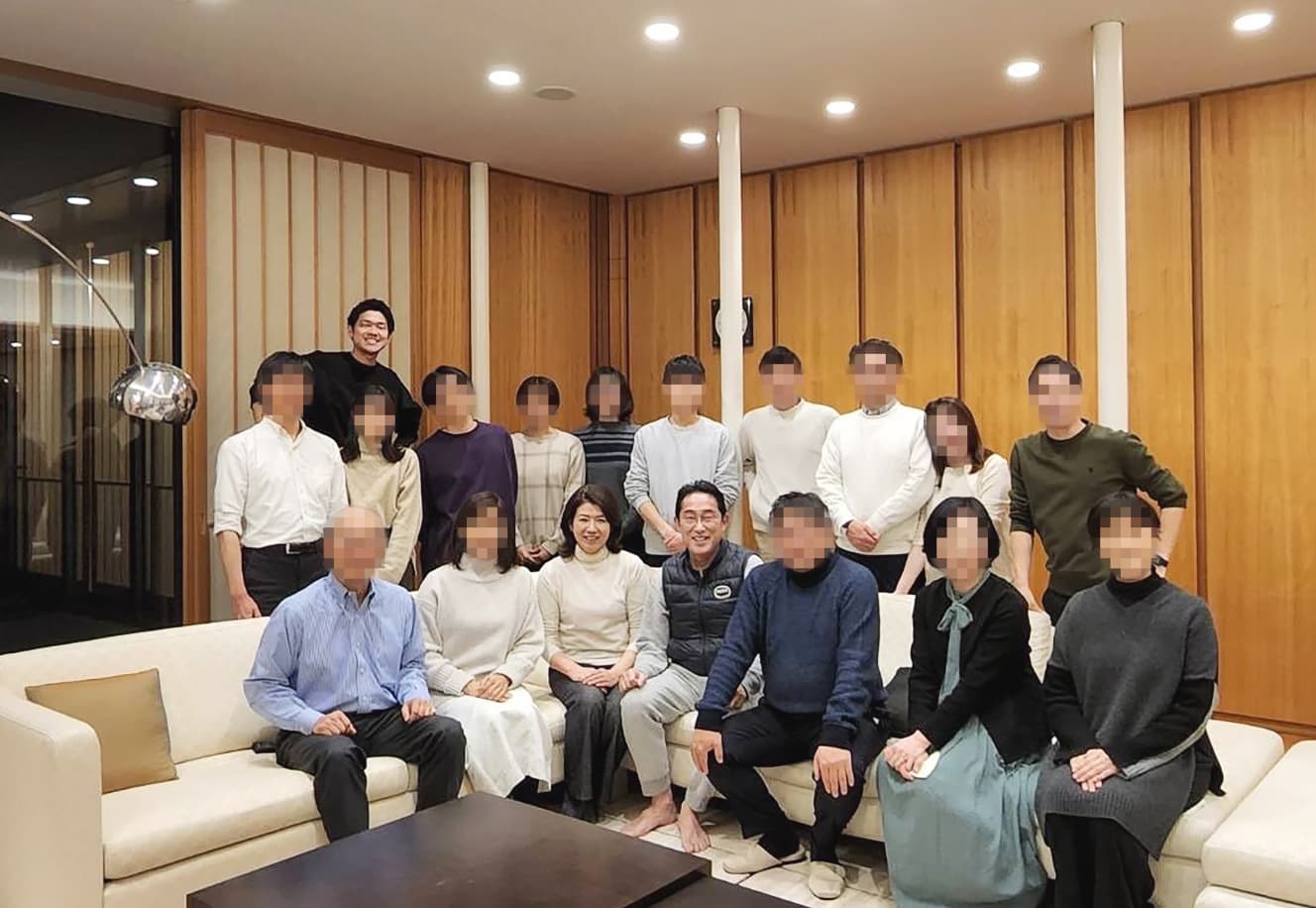 前列中央に座る首相と裕子夫人。翔太郎氏(左奥)ら後列が「大ハシャギ写真」に写っていた親族たちである