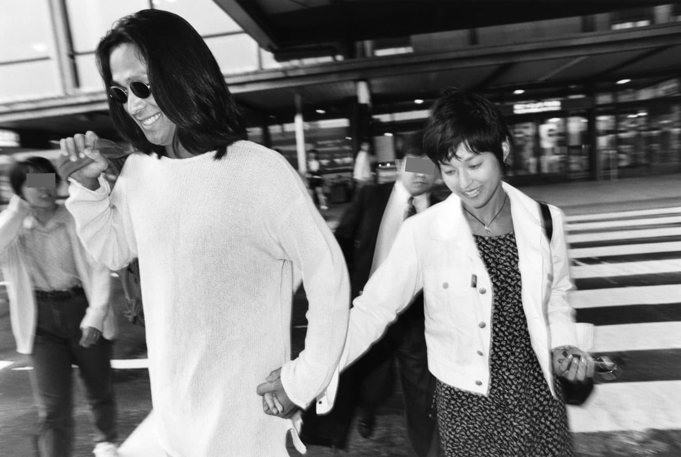 江口にしっかり手を握られ成田空港に帰国した鈴木。’94年４月