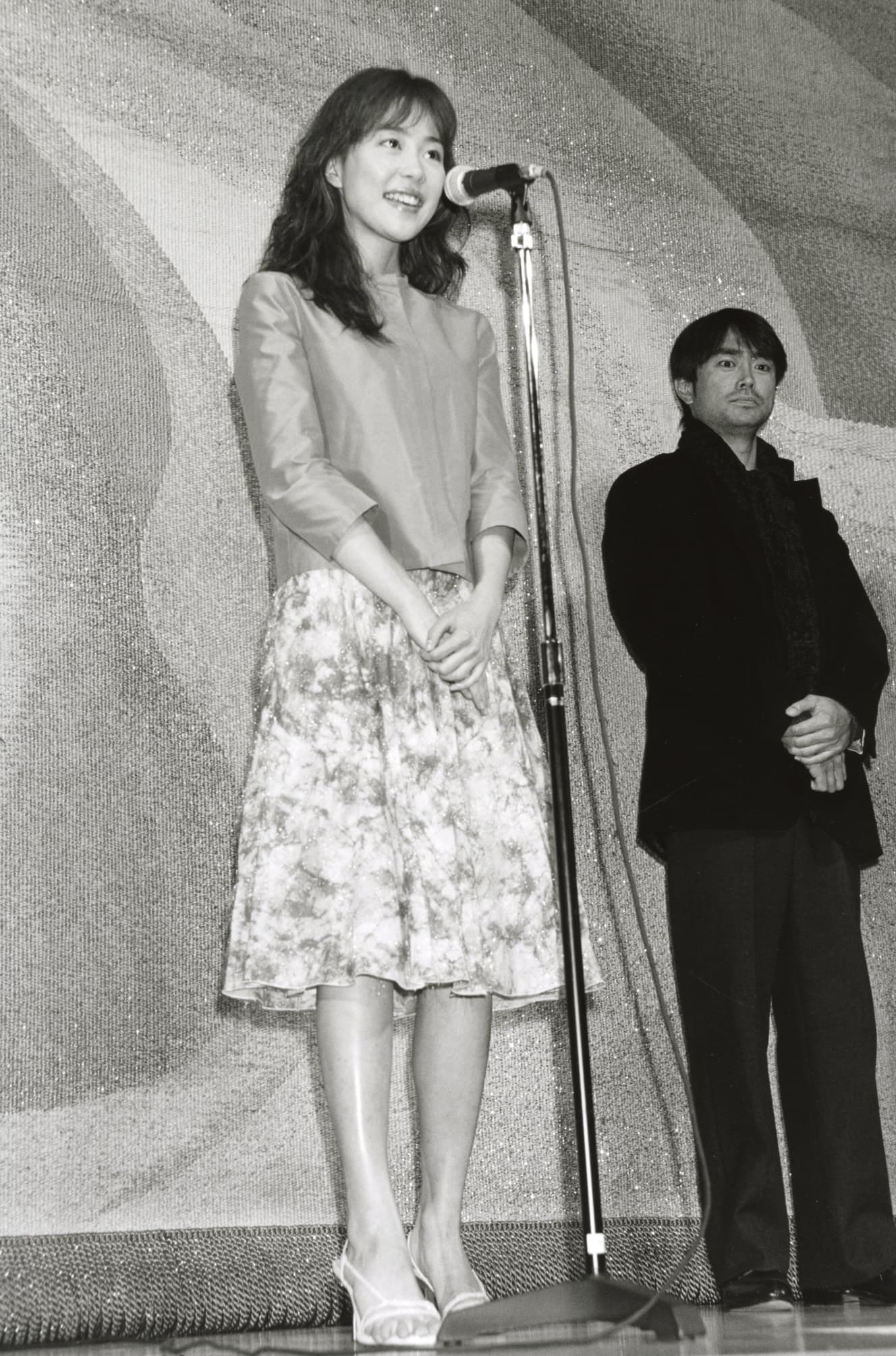 初主演映画『ISOLA 多重人格少女』の舞台挨拶で。右は石黒賢（57）（’00年２月４日号）