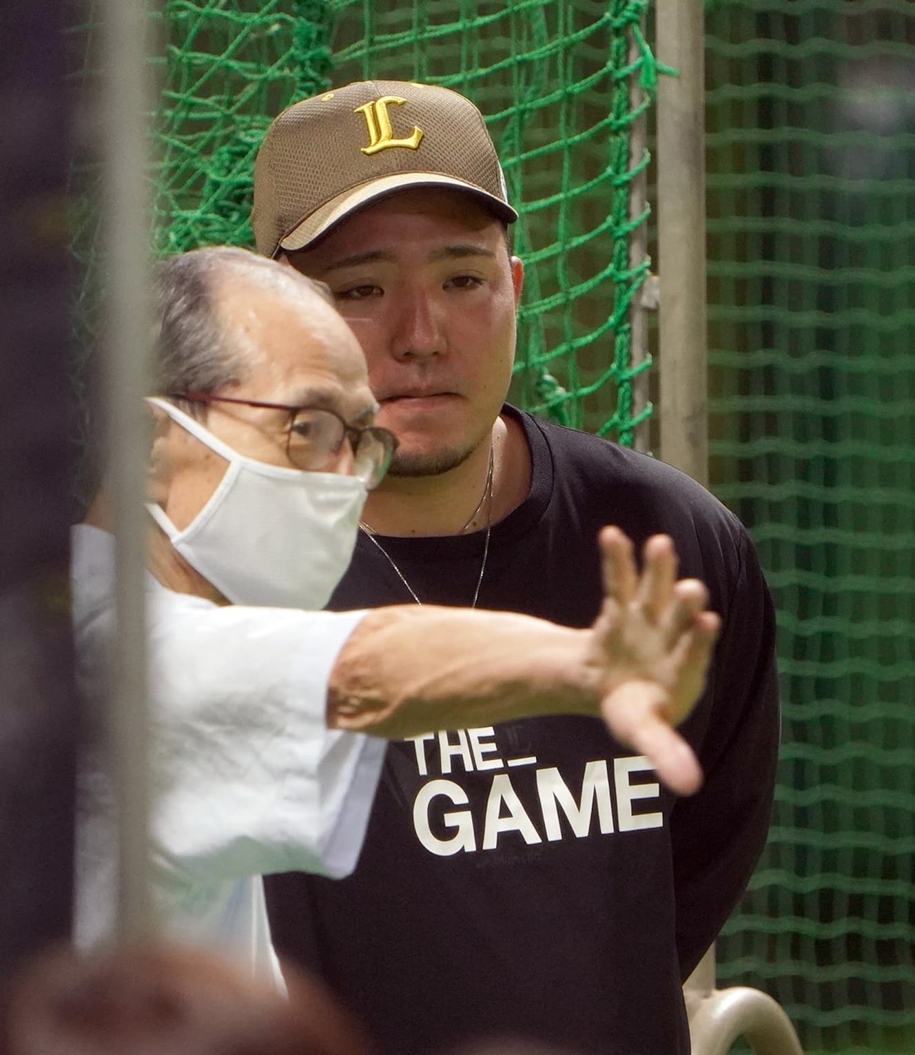 昨年7月、ソフトバンクー西武戦の前に王貞治会長の話を聞く山川穂高（写真：産経新聞社）