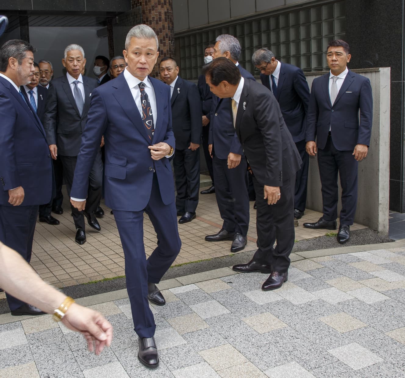 稲川会の幹部らに見送られる六代目山口組の竹内若頭補佐。真っ昼間の六本木に現れた目的はなんだったのか