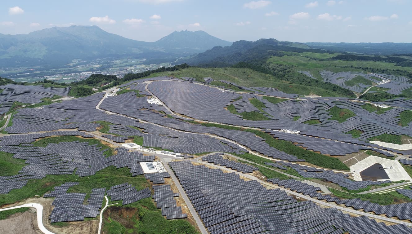 阿蘇の大地を覆う無数のメガソーラー。地元住民や自治体からは景観破壊で世界文化遺産登録が危ぶまれるとの声があがる