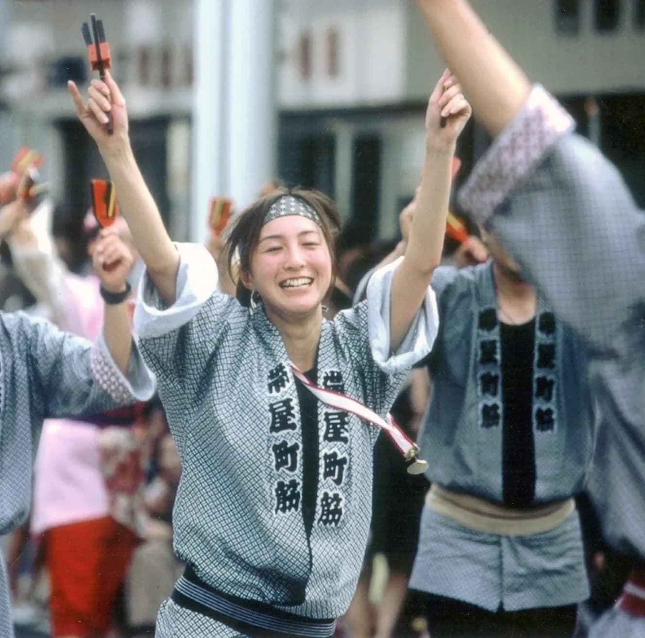 地元の『よさこい祭り』に飛び入り参加し、「よっちょれ！　よっちょれ！」と踊り叫ぶ。優秀な踊り手に与えられるメダルもゲットしてご満悦な様子の広末