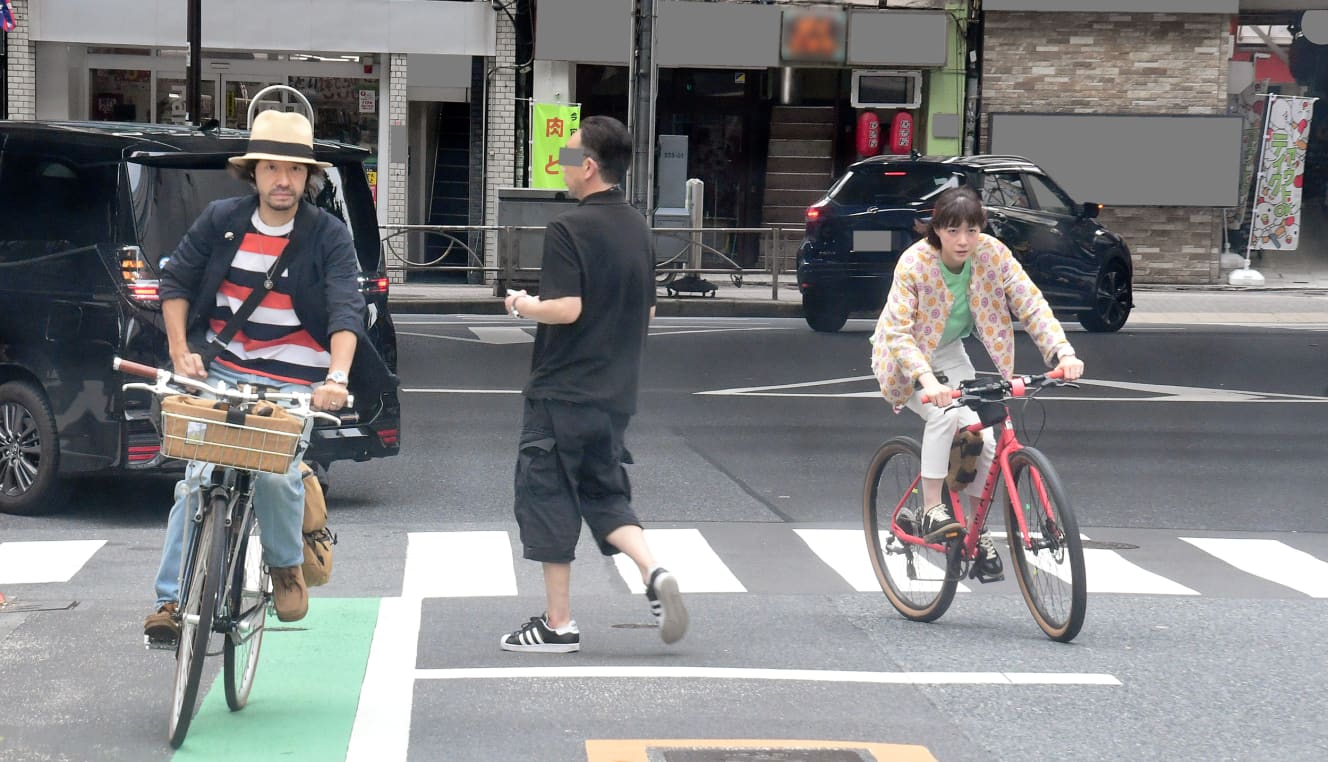 人気中華店の行列に並びランチを食べ終えた上野と和田は、店外に停めていた自転車に乗って自宅に帰っていった