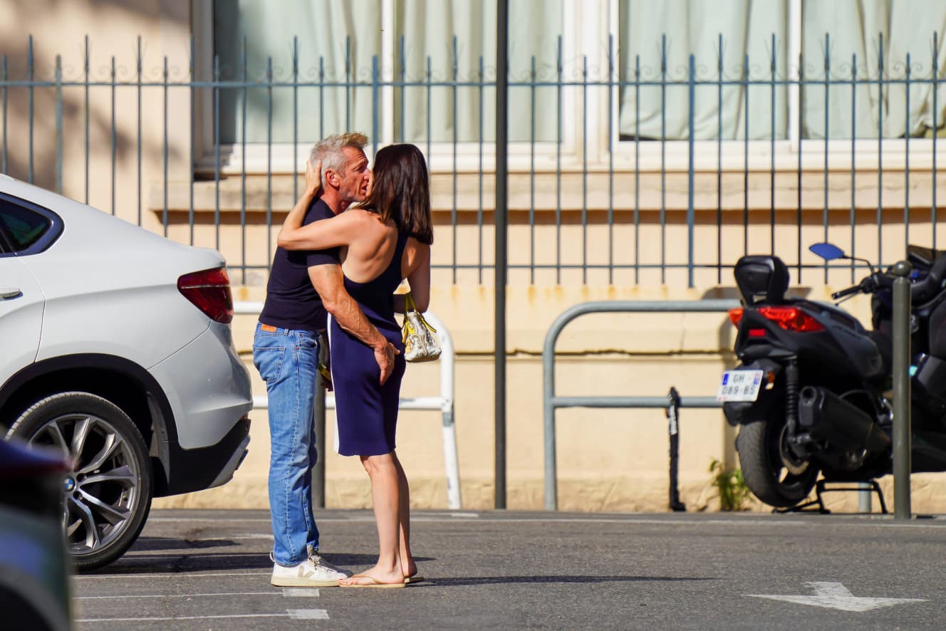 今にも脱ぎ始めてしまいそうなほど激しいキスを繰り返すショーンとオルガ