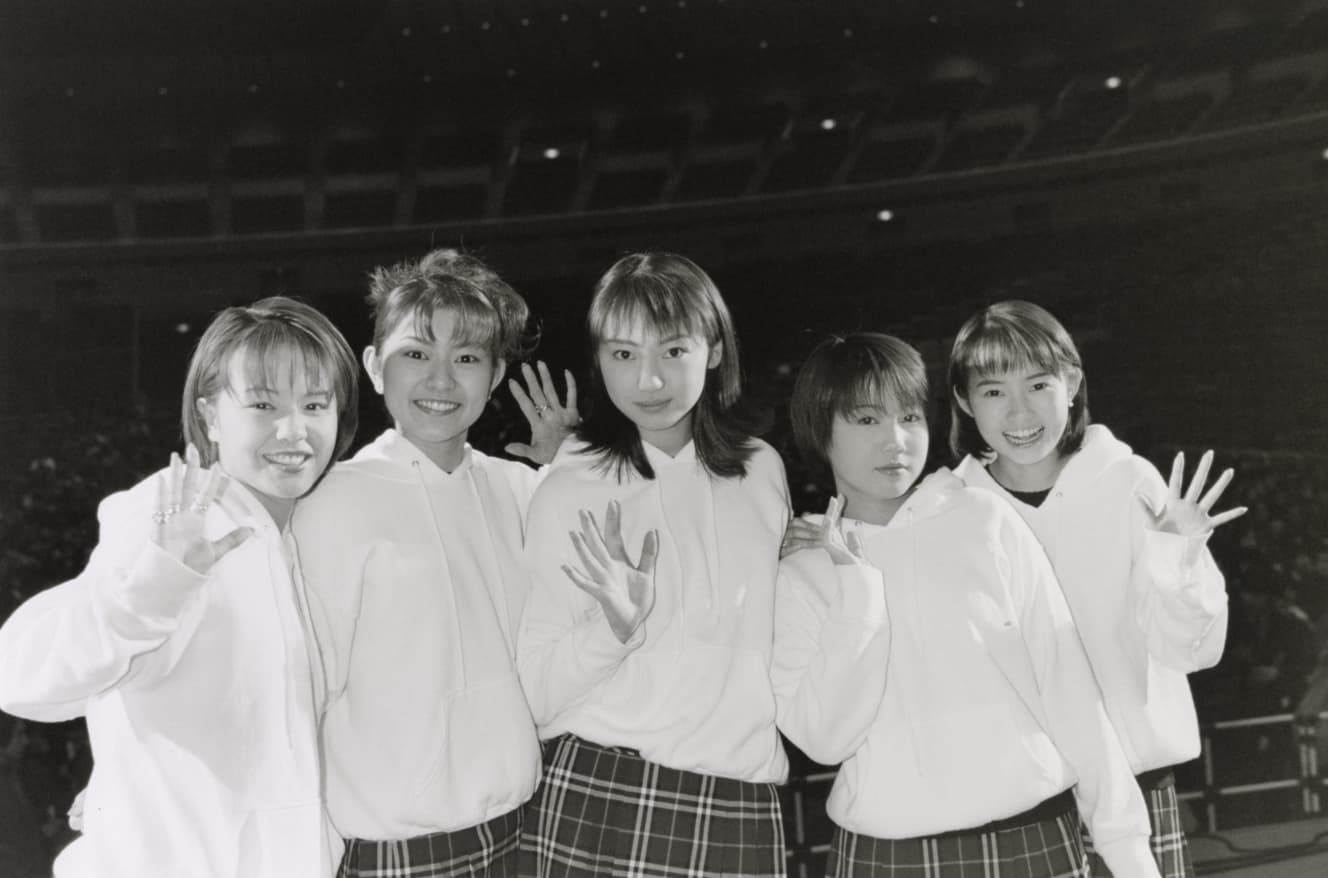 ’98年、デビュー当時の『モー娘』初代メンバーの５人。左から中澤裕子、石黒彩、飯田圭織、福田明日香、安倍なつみ
