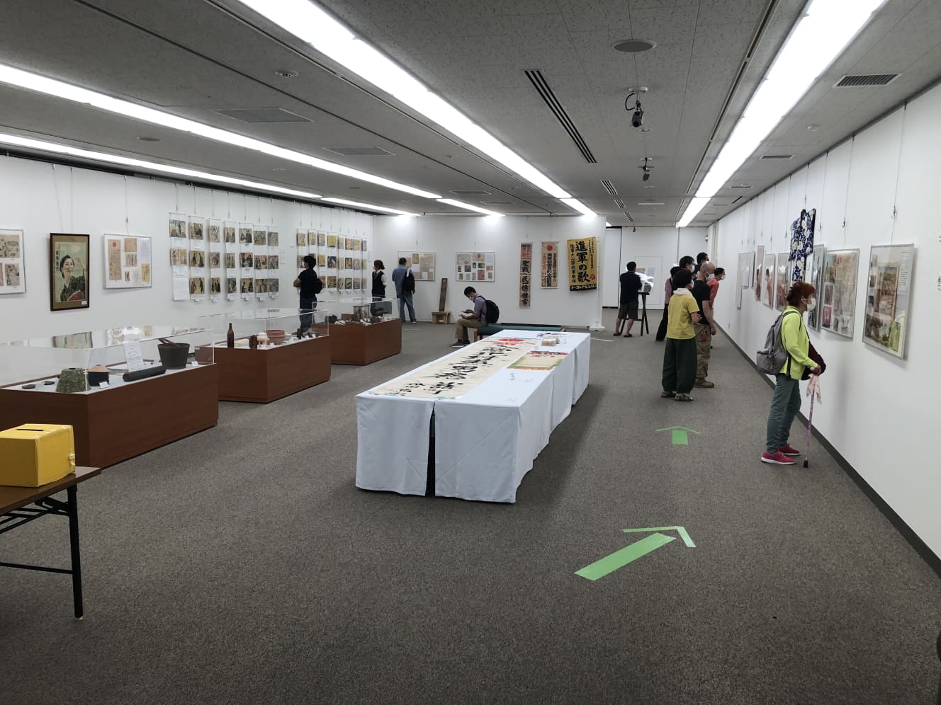 今回の展示では、軍資金確保のための国債やポスター、軍事資源確保のための金属回収や、徴兵、徴用などに関連する資料を展示。また、ビルマ戦線でインパール作戦からその後の敗走をたどった人の描いた画文集『牧内兵長回想録』もあわせて販売予定（写真は、去年の会場風景）