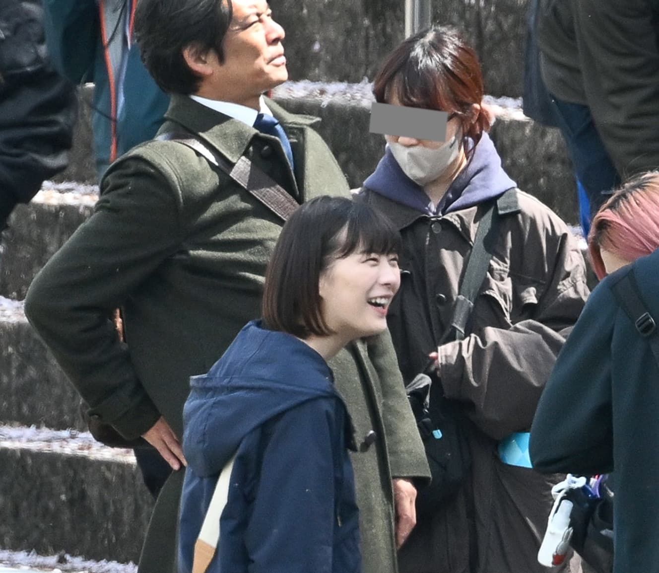 後方の織田裕二と笑顔で『シッコウ』の撮影にのぞむ伊藤