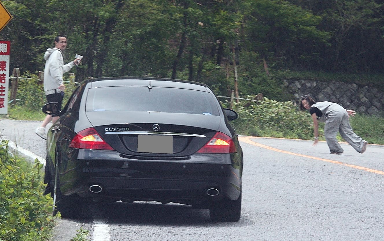 テンションが上がり過ぎて路上に寝転ぶ倖田とそれを撮影する中居。後続車が来て慌てて起き上がる