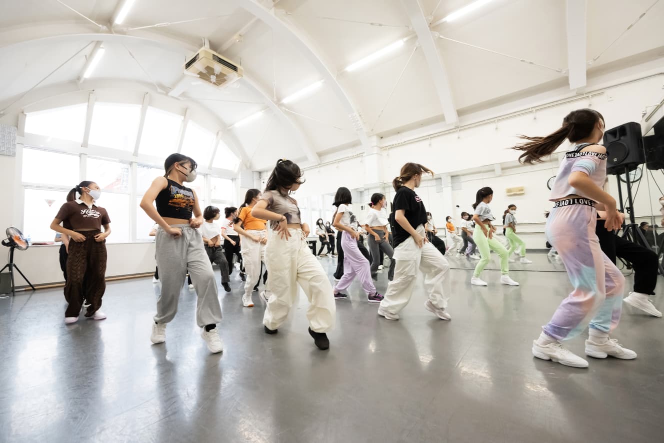 K-POPアイドルを目指し、Dance Studio Cielo の養成クラスでダンスレッスンを受ける生徒たち（PHOTO：各務あゆみ）