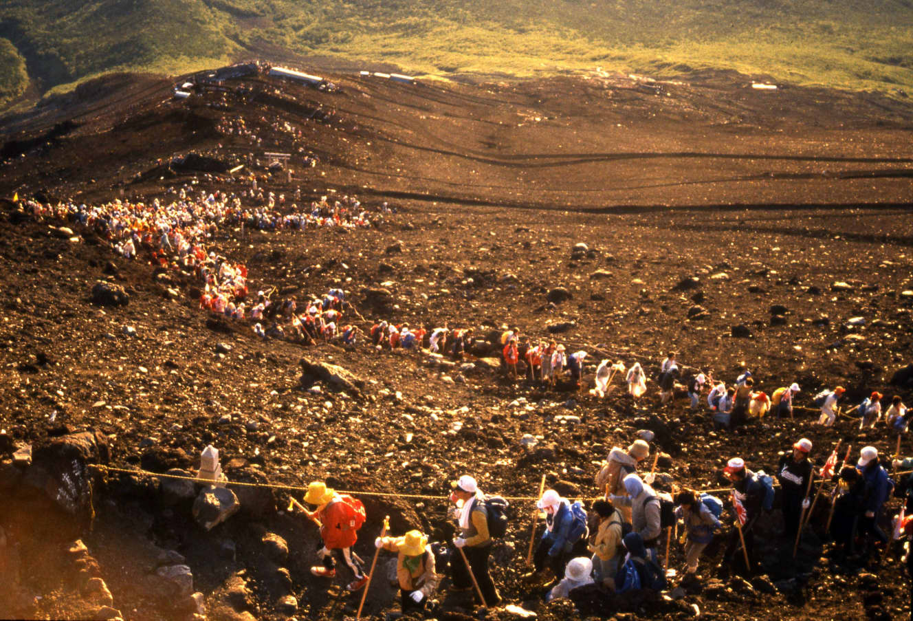 ’88年の週休２日制の導入などをきっかけに始まった第二次登山ブーム。写真は、’88年８月８日に撮影された登山風景。35年間経っても改善されない訳は…（PHOTO：アフロ）