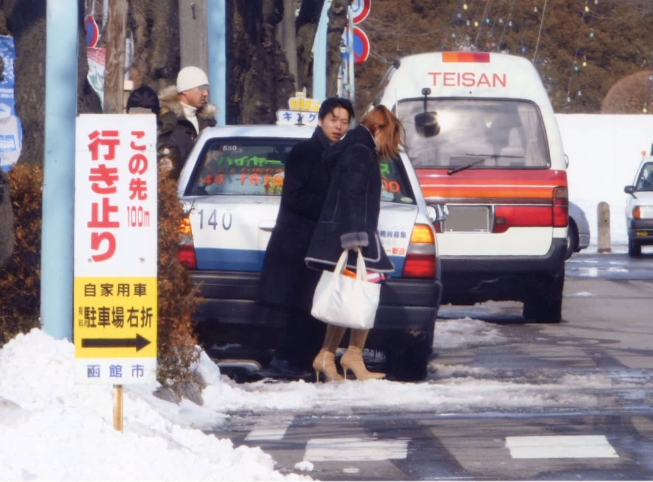 グループ旅行だったが、西村氏の傍らには常に長年親しい関係だといわれた女性が寄り添っていた