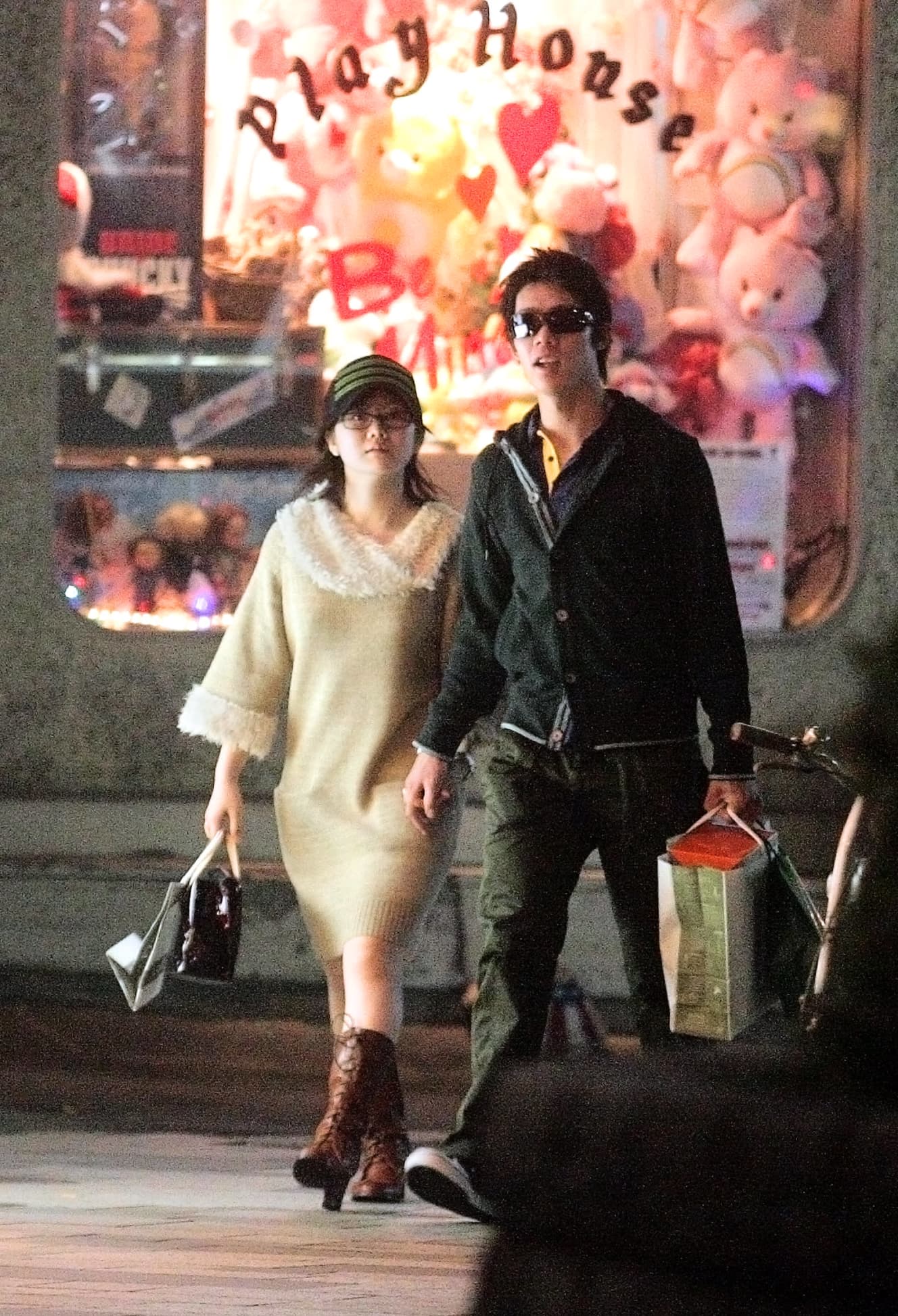 08年11月、東京・原宿の繁華街を手をつないで歩く福原と錦織（PHOTO：小桧山毅彦）