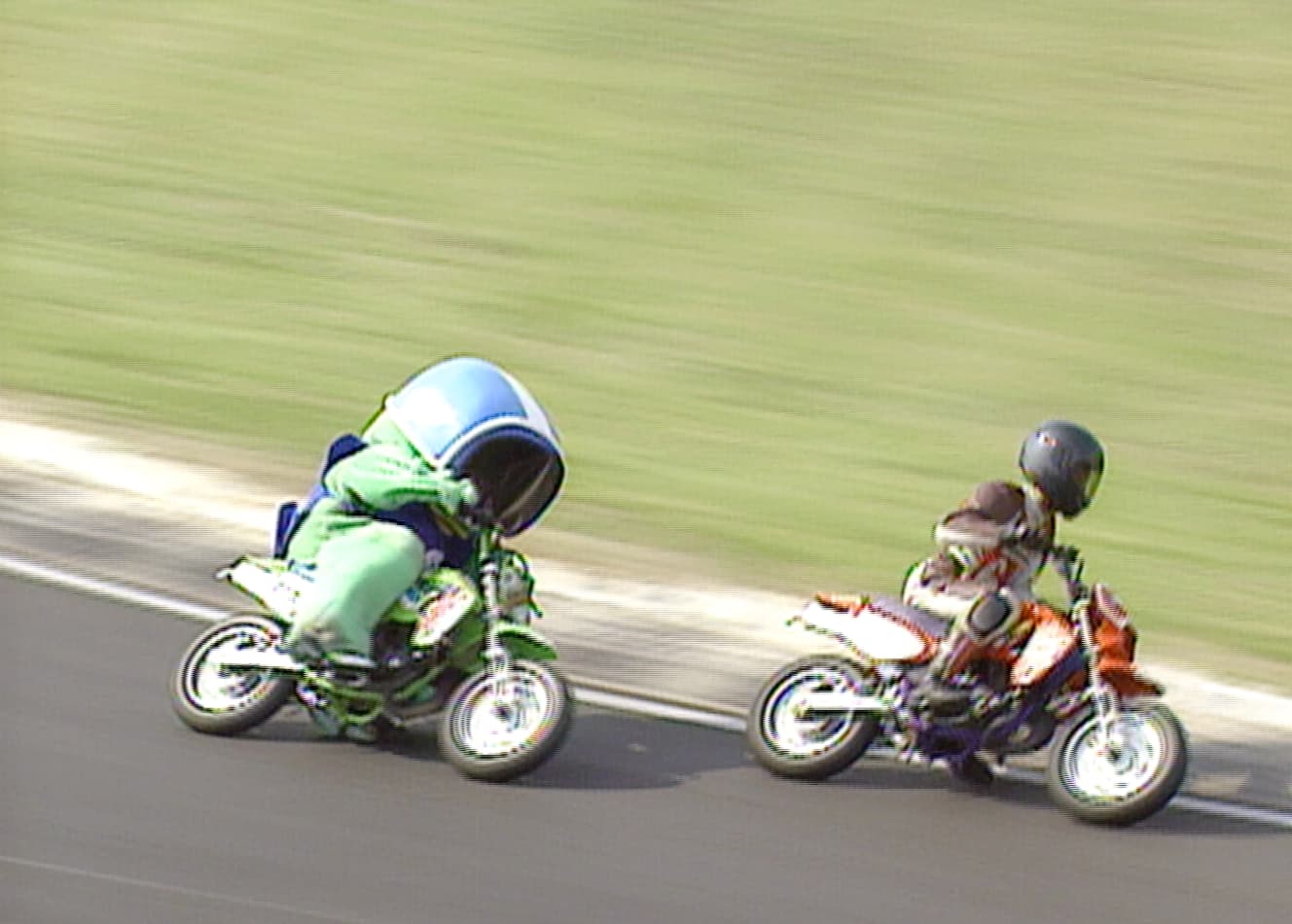 【2時間耐久バイクレース】「こんなに速いの初めてだったよ（ガチャピン）」見事な体重移動でカーブを曲がる。2輪車だけでなく、レーシングカーに乗り込んで、ドリフトも成功させている