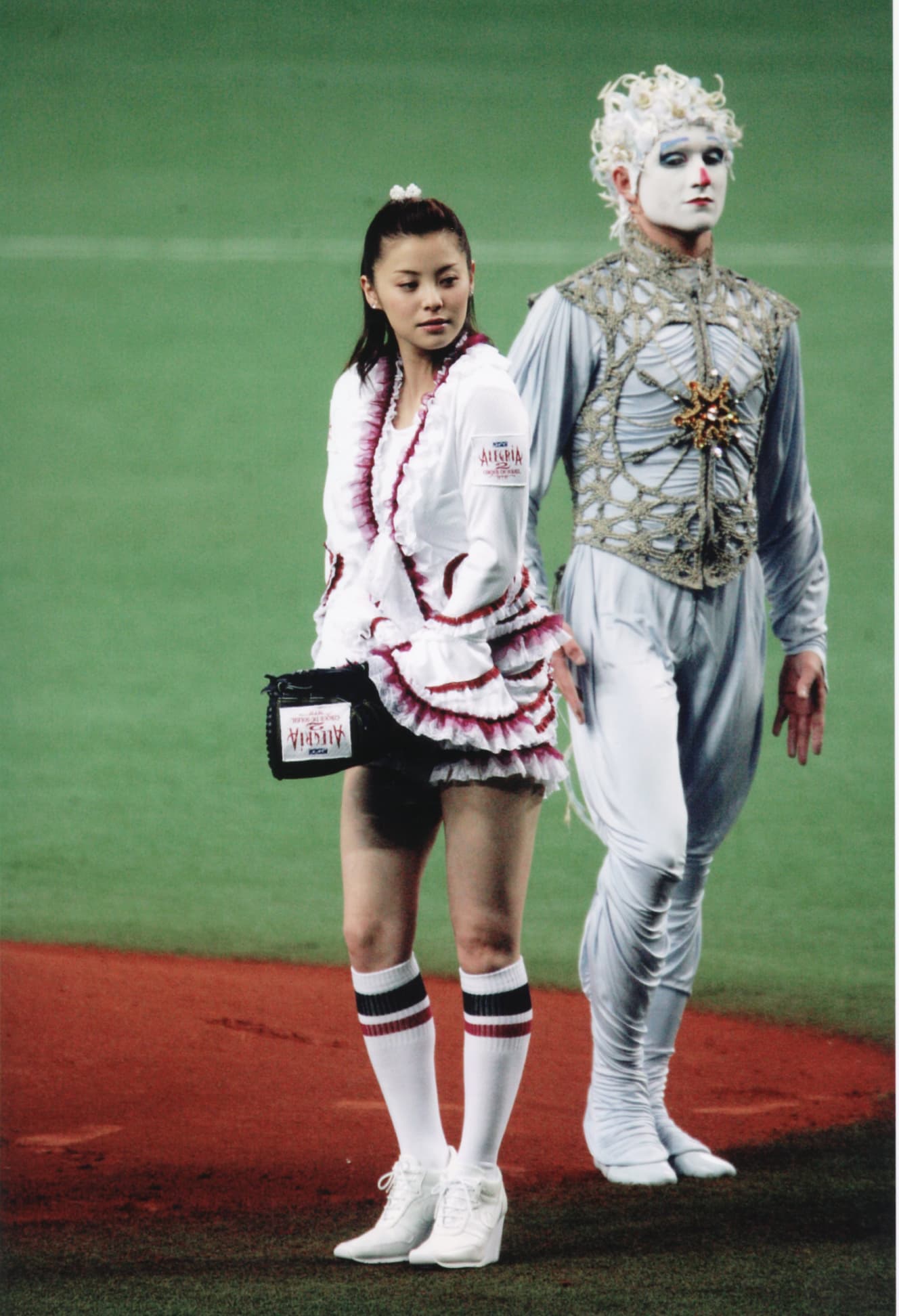 大阪ドームでの始球式に『アレグリア』PR衣装で登場（’05年５月）